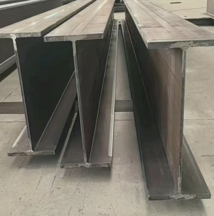 Montage von Trägern und Stützen für die Rahmenkonstruktion einer Industriehalle.