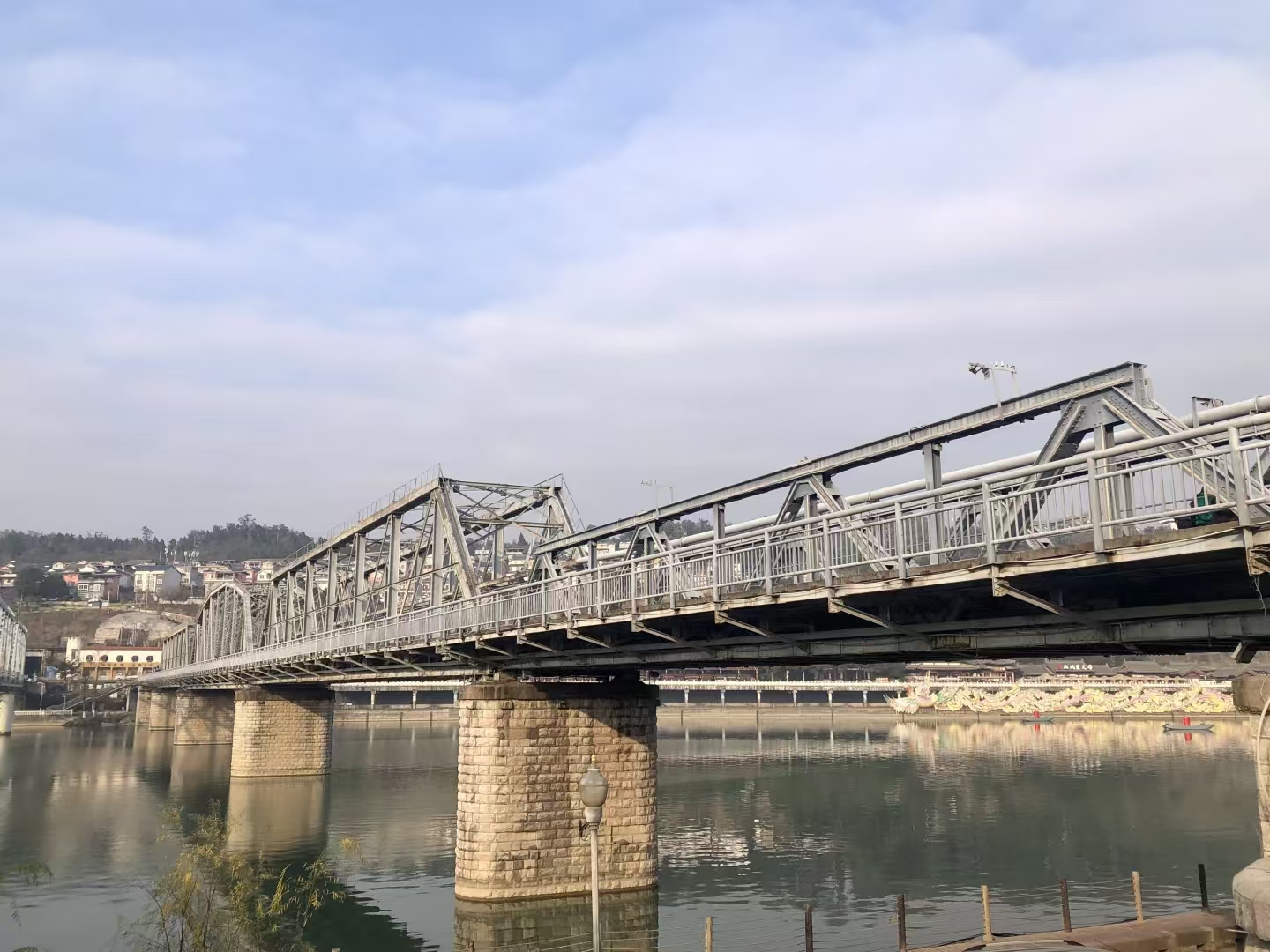 Wie lässt sich die strukturelle Stabilität einer Stahlbrücke sicherstellen?