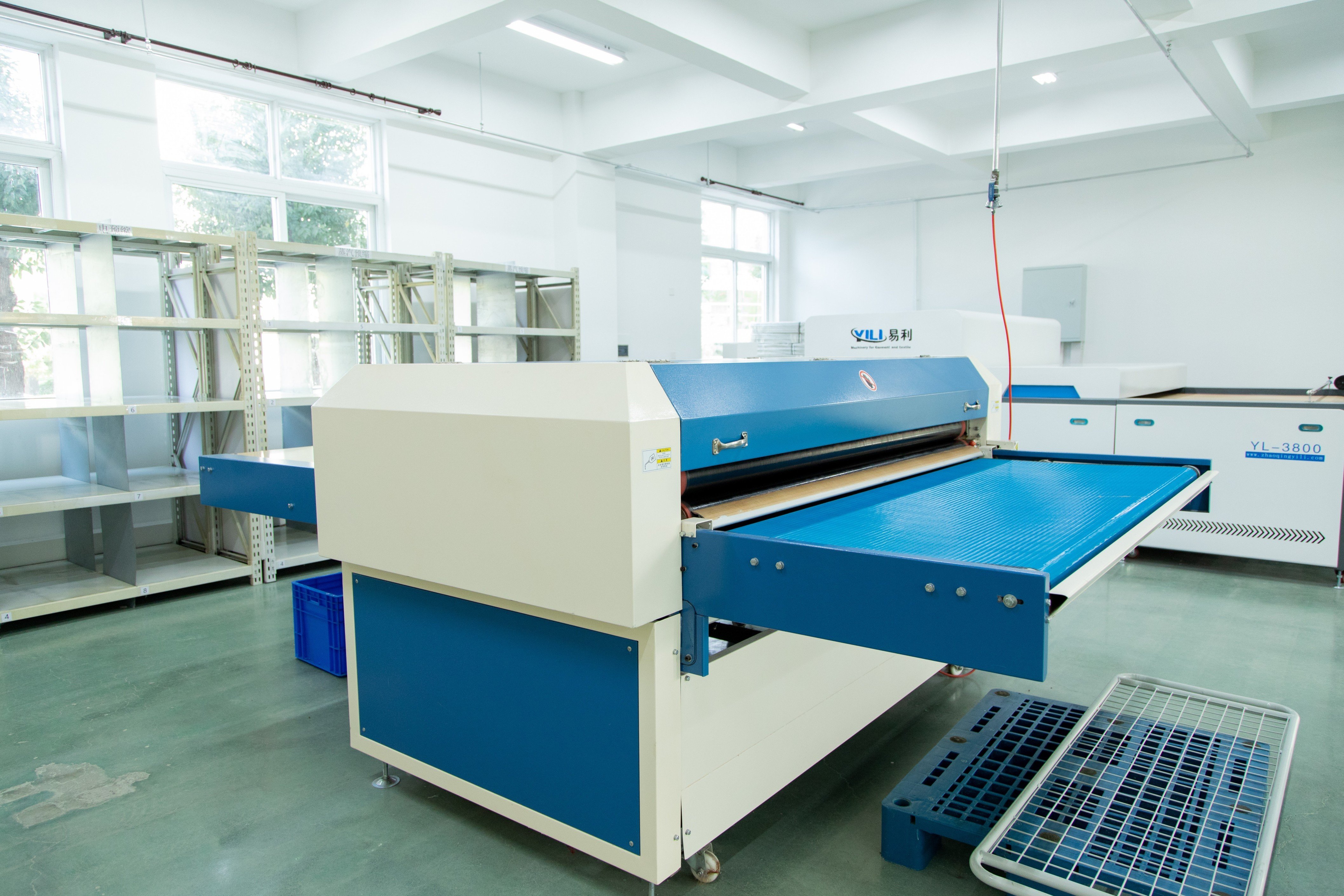 What Are the Benefits of Partnering with a Professional Clothing Factory?