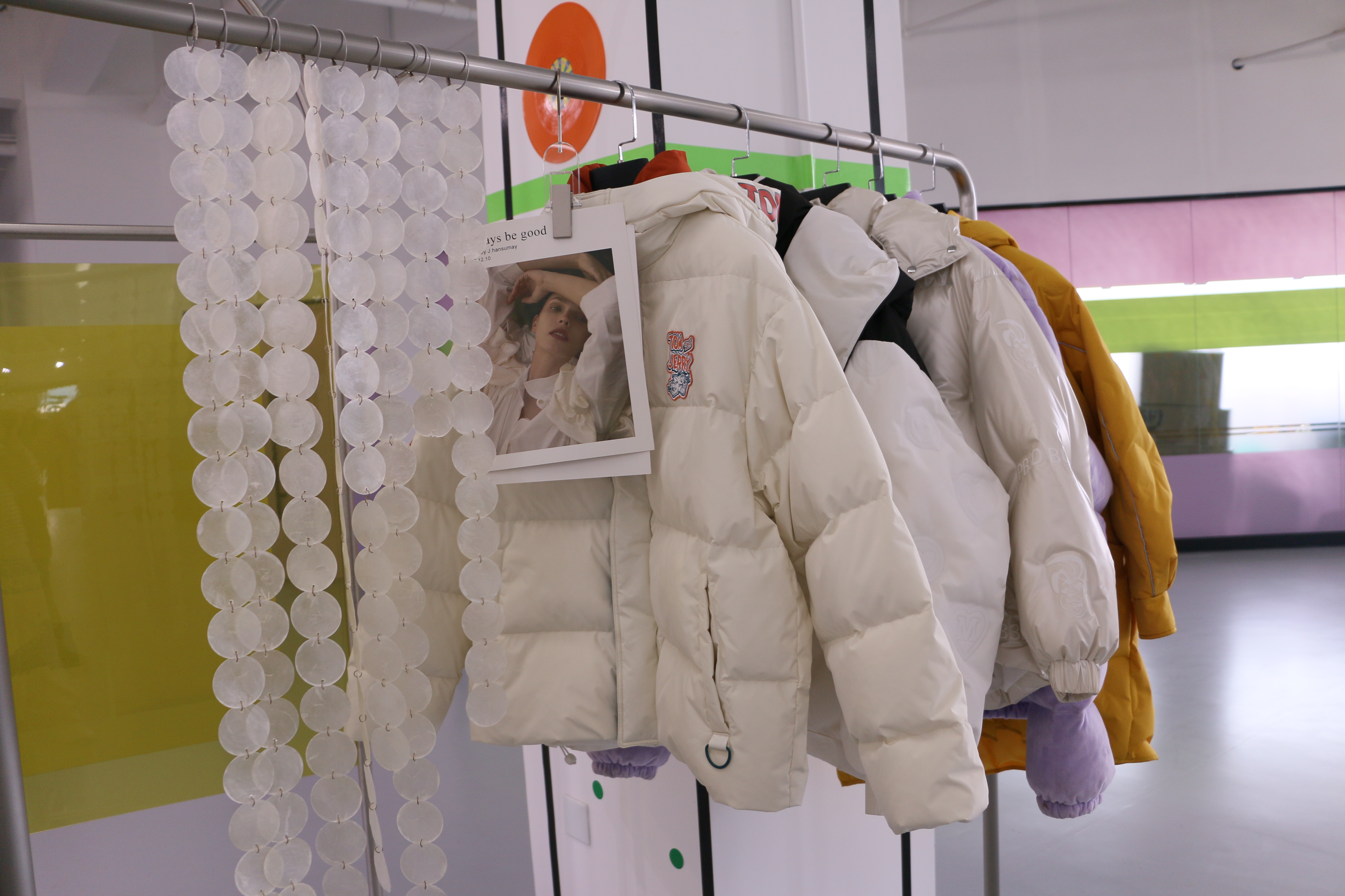 卸売アパレル製造における品質に影響を与える要因は何ですか？