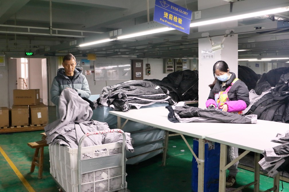 What Are the Benefits of Bulk Clothing Production for Retailers?
