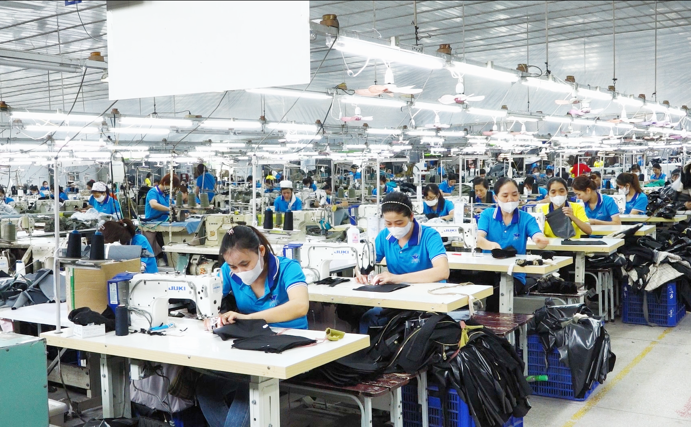 What Are the Benefits of Partnering with Sustainable Women's Apparel Suppliers?