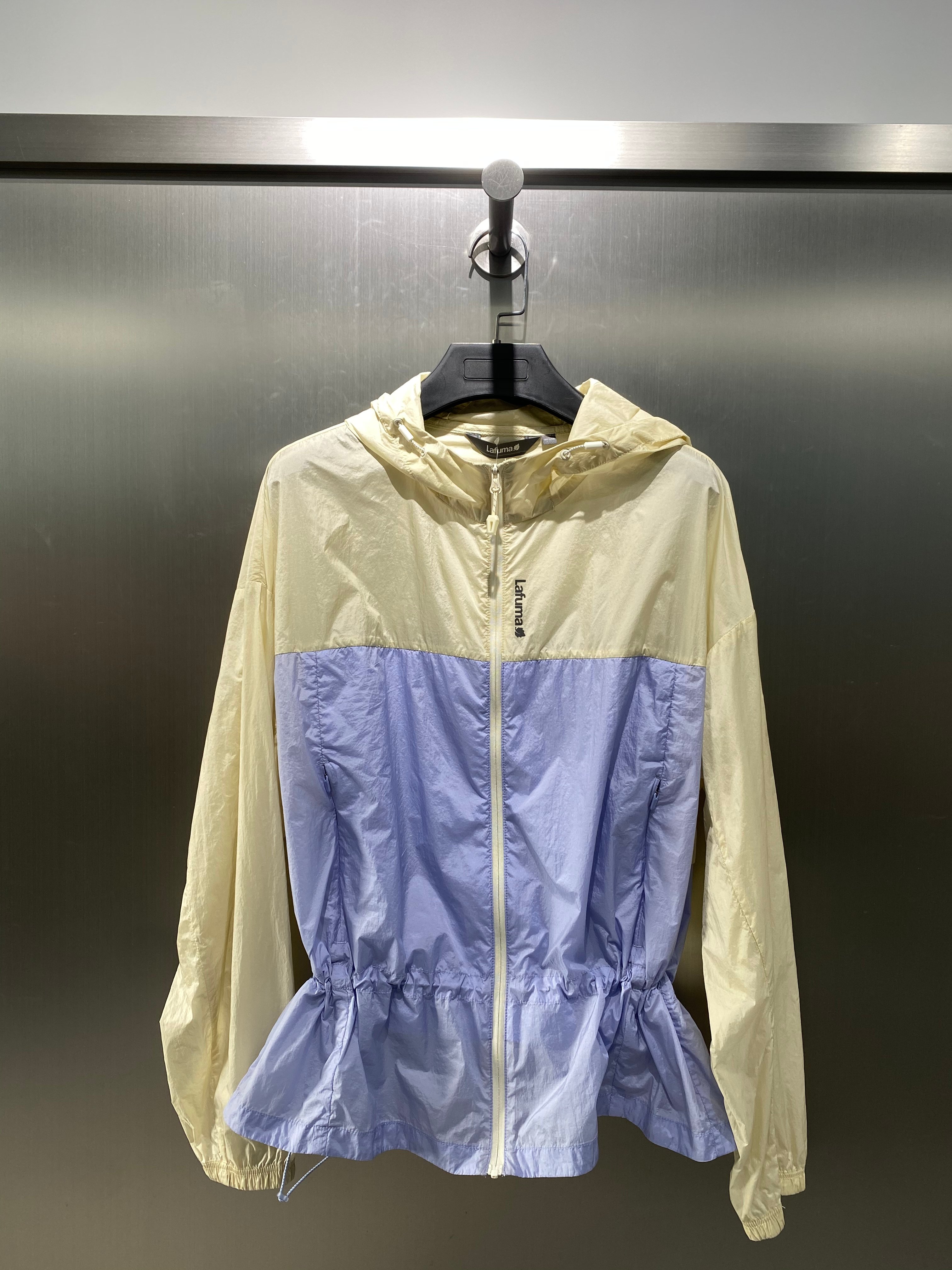 軽い雨の際でも快適に着用できる撥水性ジャケット