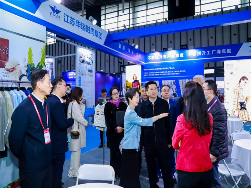 2-Ever Glory Apparel Group Honored as Top 50 Enterprise at Jiangsu International Garment Supply Chain Expo (2).jpg