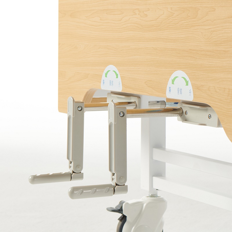 Cama de cuidado al paciente manual de tres pliegues CM-MNB-02 con ruedas silenciosas