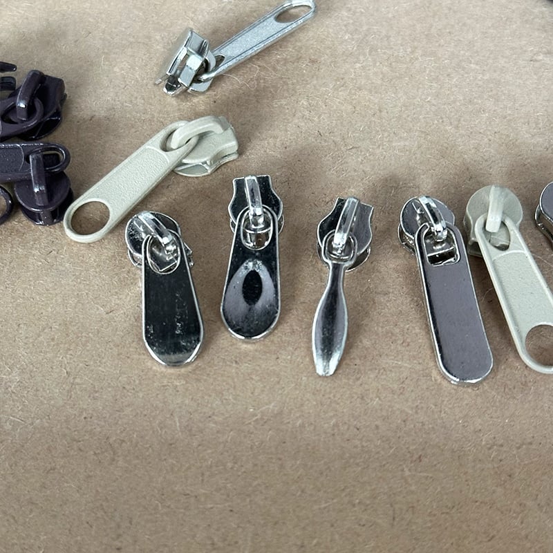 Wejoy:n tukkukauppaan tarkoitetut metalliset vetoketjunpäät #3, #4 ja #5, automaattilukitseva, nikkeliä ei sisältävä sinkkiseoksesta valmistettu vetoketjunliukusarja, mahdollisuus mukautettuun logoon vaipoihin, pussiin, takkeihin, huonekaluihin, verhoiluun ja vaatetustarvikkeisiin