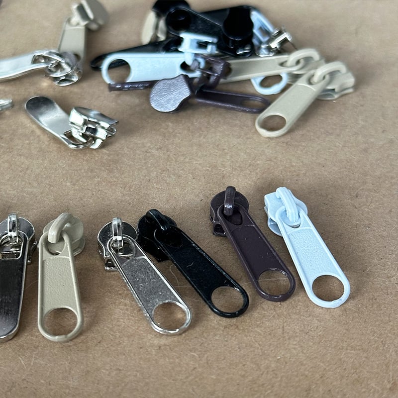 Wejoy:n tukkukauppaan tarkoitetut metalliset vetoketjunpäät #3, #4 ja #5, automaattilukitseva, nikkeliä ei sisältävä sinkkiseoksesta valmistettu vetoketjunliukusarja, mahdollisuus mukautettuun logoon vaipoihin, pussiin, takkeihin, huonekaluihin, verhoiluun ja vaatetustarvikkeisiin