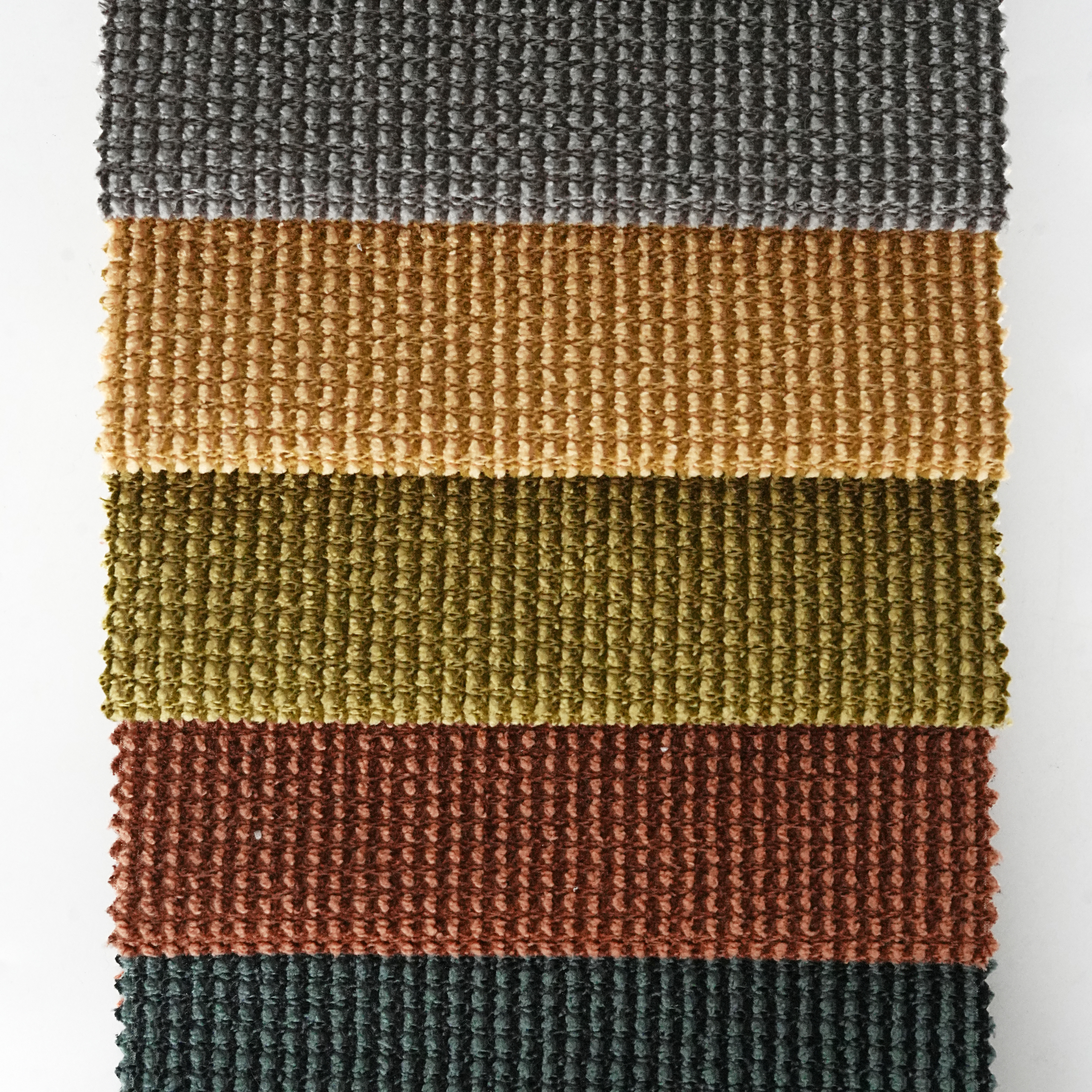 Wejoy:n tukkukauppaan tarkoitettu 300 g/m²:n 100 % polyesteristä valmistettu pienirakoinen chenille-kangas, joka on kudottu jakkardokudoksella ja jota käytetään sohvan, tuolin ja huonekalujen verhoiluun; korkea kestävyys ja naarmuunkestävyys; 2026 suosittuja lämpimiä neutraaleja maanvärejä, kuten oliivinvihreä, beige ja ruskehtava oranssi; tilattavissa metrin välein