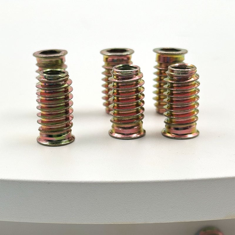Wejoy keltaisella sinkkipinnoitteella varustetut teräksiset M8 puulaippaiset ki threaded huonekalumutterit puuhun