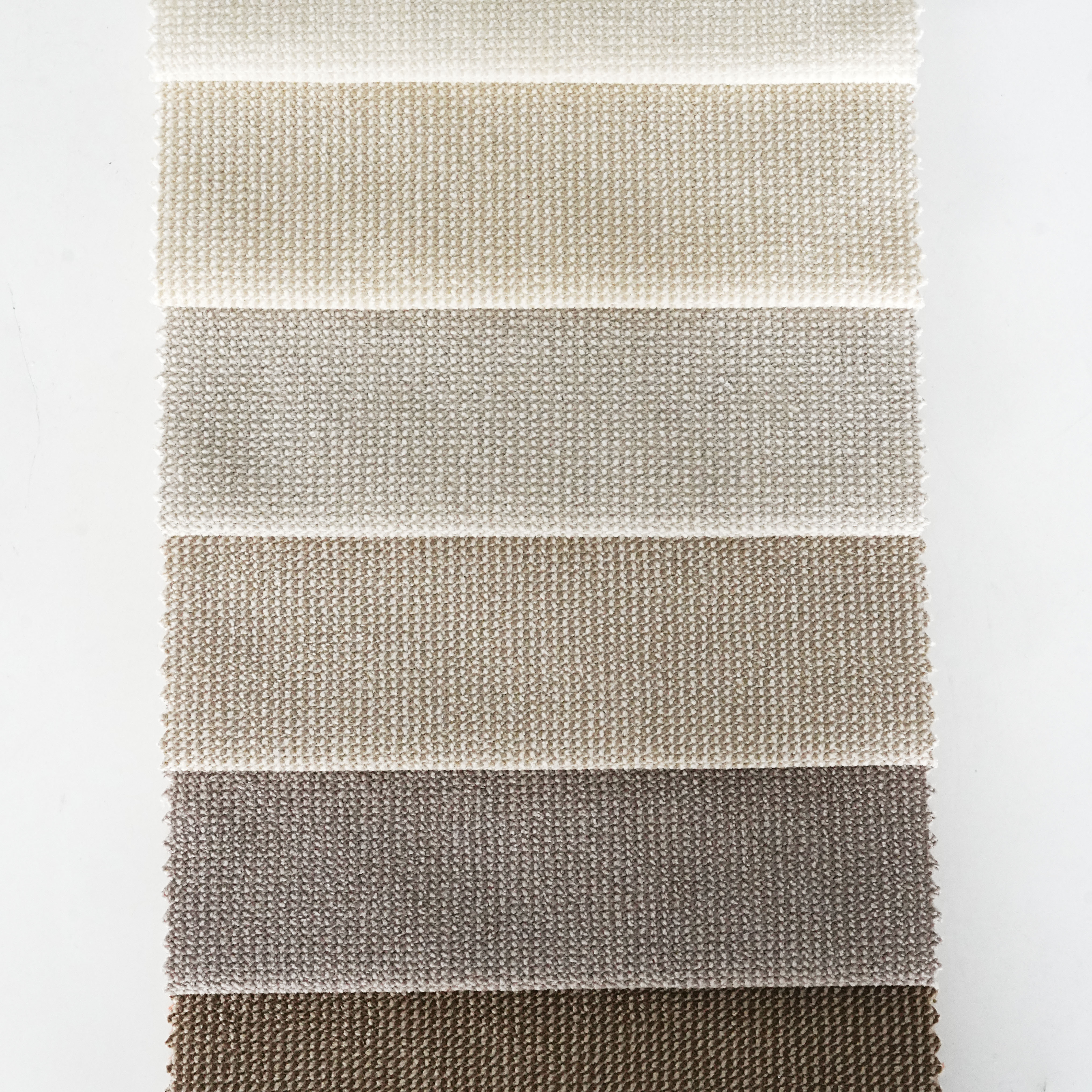 ウェイジョイ社 ホールセール用 320gsm 100％ポリエステルベロア張り地（ソファ・椅子メーカー向け） 高耐久性・耐污性あり 2026年トレンドカラー：アーストーン系（ニュートラルベージュ、オリーブ、ラスト） 室内用 商業施設・住宅兼用 カスタムカット可能