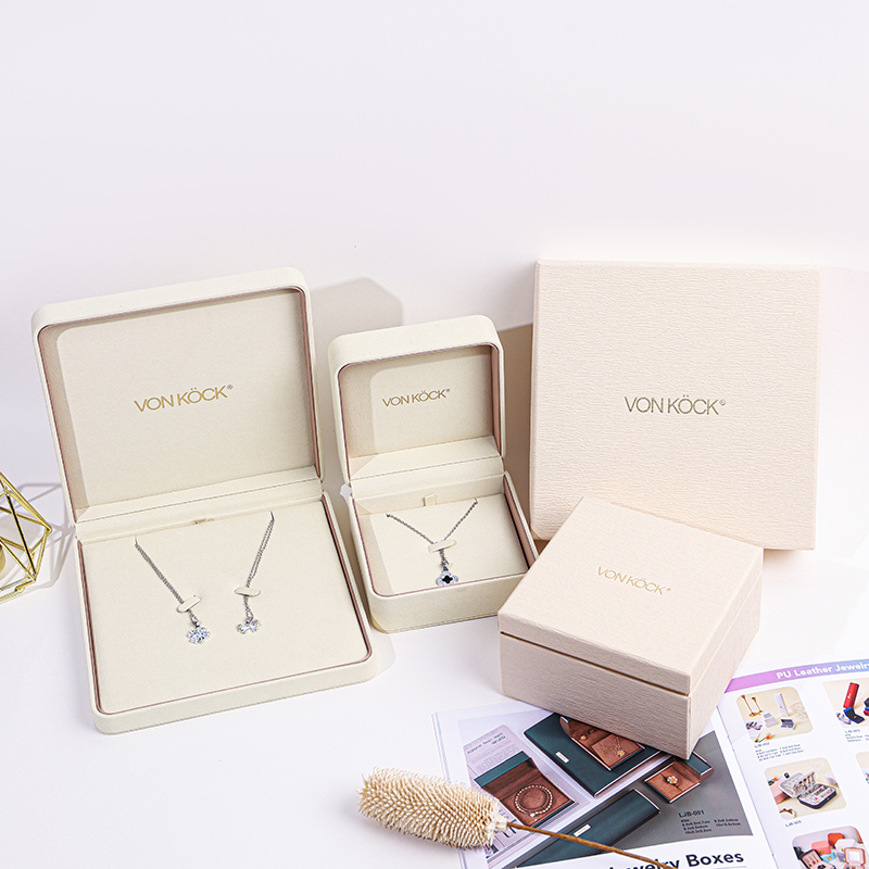 velvet jewelry gift box.JPG