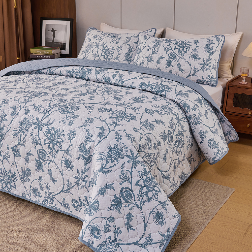 HONI 80gsm Printed Quilted Blanket – Cream White with Black Hearts