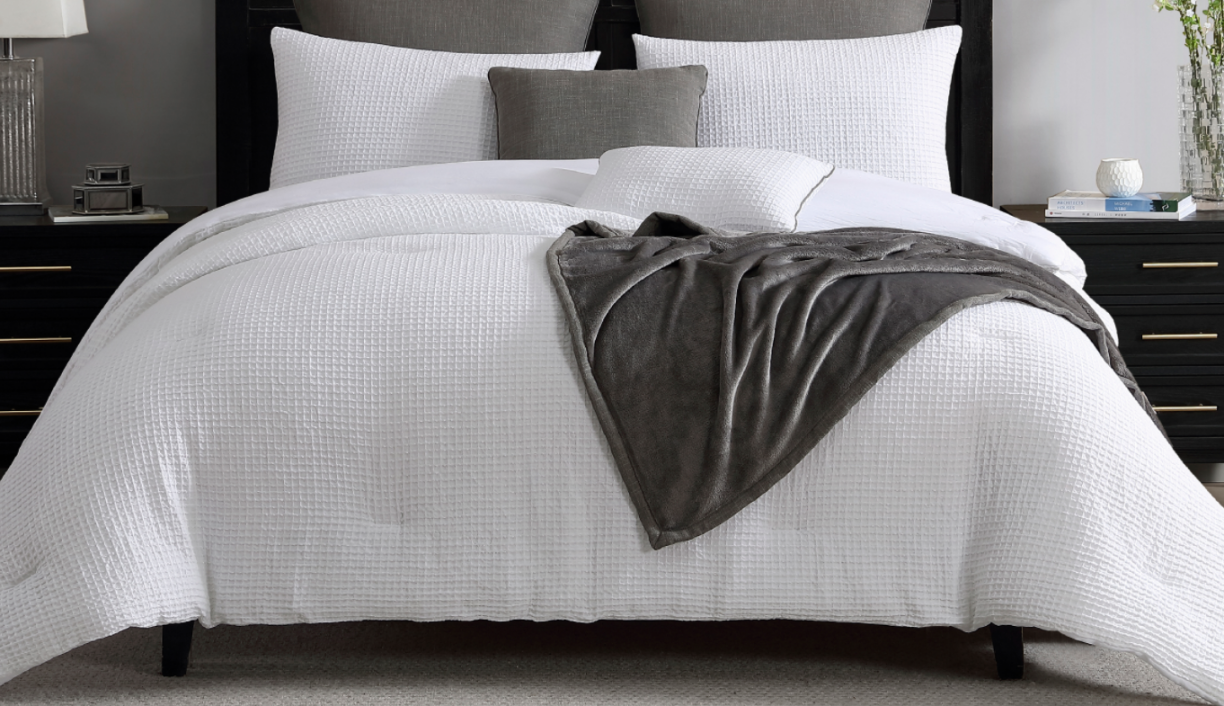 honi-white-waffle-bedding-grey-plush-throw-1.png