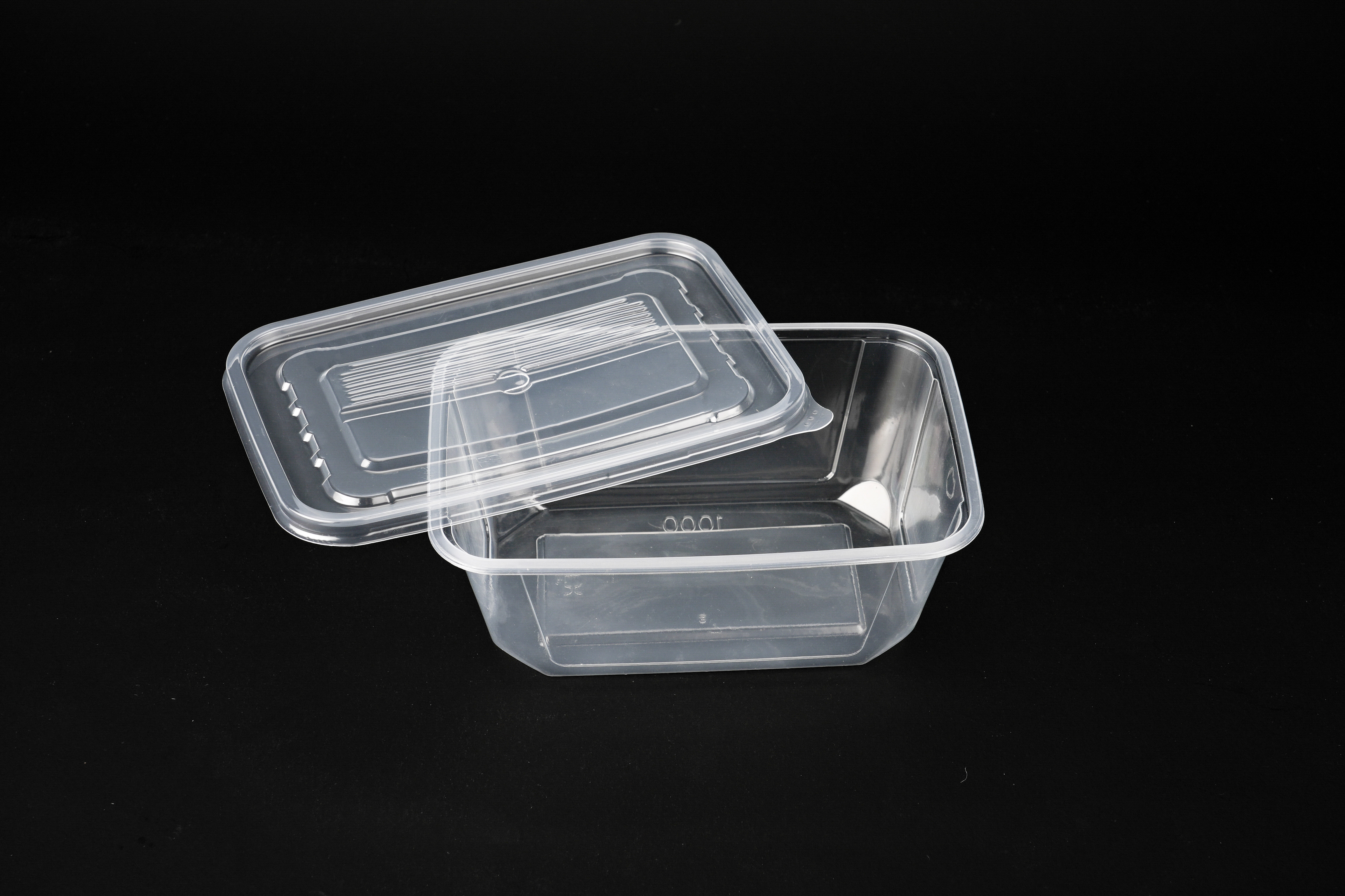 Kunnen plastic voedselcontainers met deksel veilig van de koelkast naar de magnetron worden gebracht?