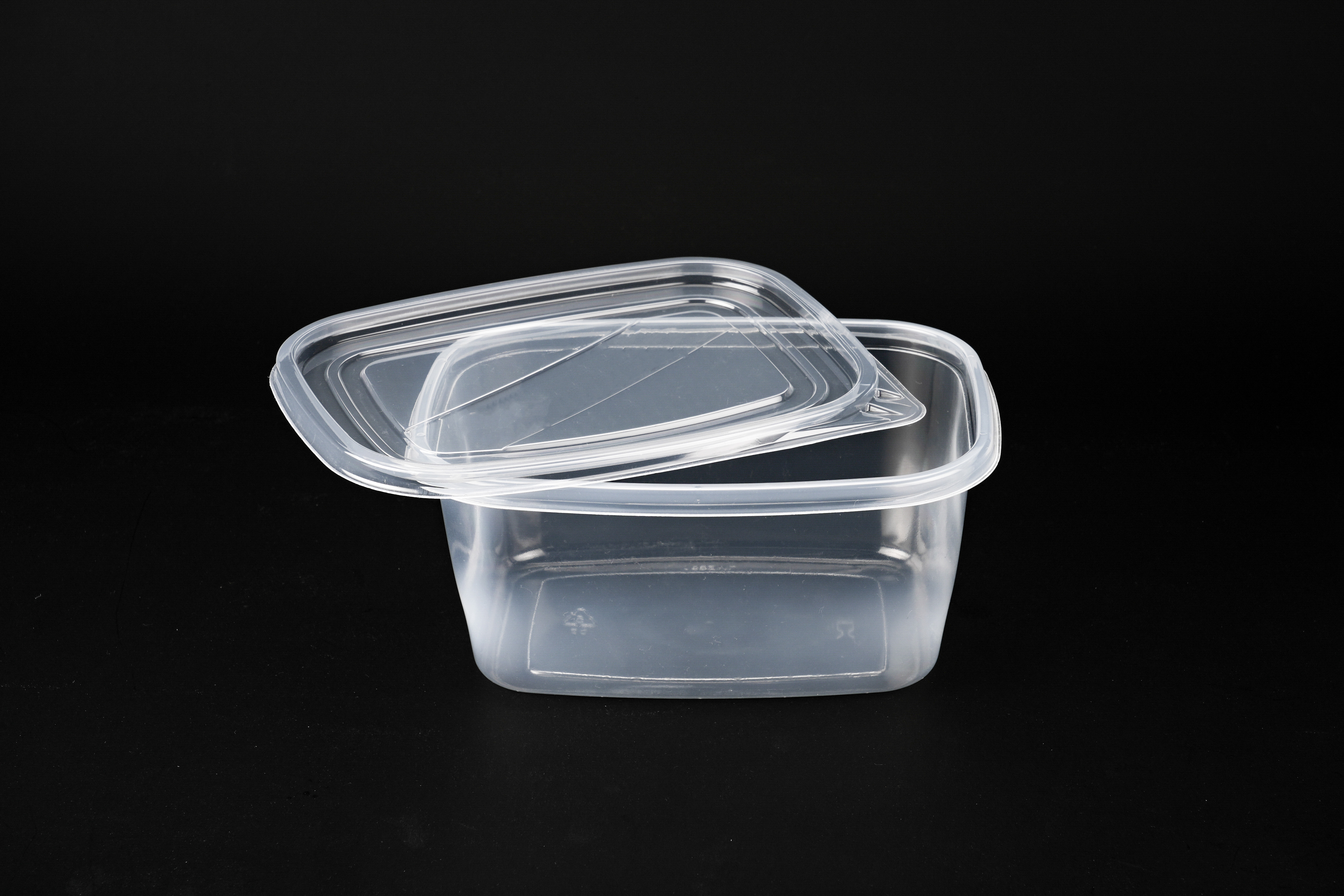 Kunnen plastic bekers en deksels met rietjesopeningen boba-thee verwerken?