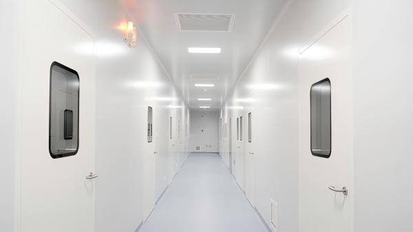 Modular cleanroom wall panel installation for pharmaceutical factory