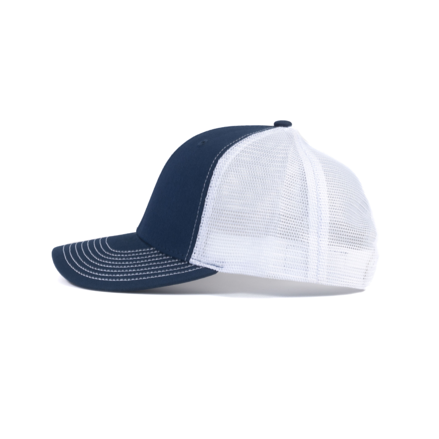 قبعة بيسبول فاخرة مخصصة من 6 أجزاء، ذات تاج منظم وظهر شبكي على طراز قبعات السائقين (Trucker Cap)، وهي قبعة بيسبول احترافية تحمل شعارًا مخصصًا مُطرَّزًا، مناسبة للارتداء اليومي والأنشطة الخارجية