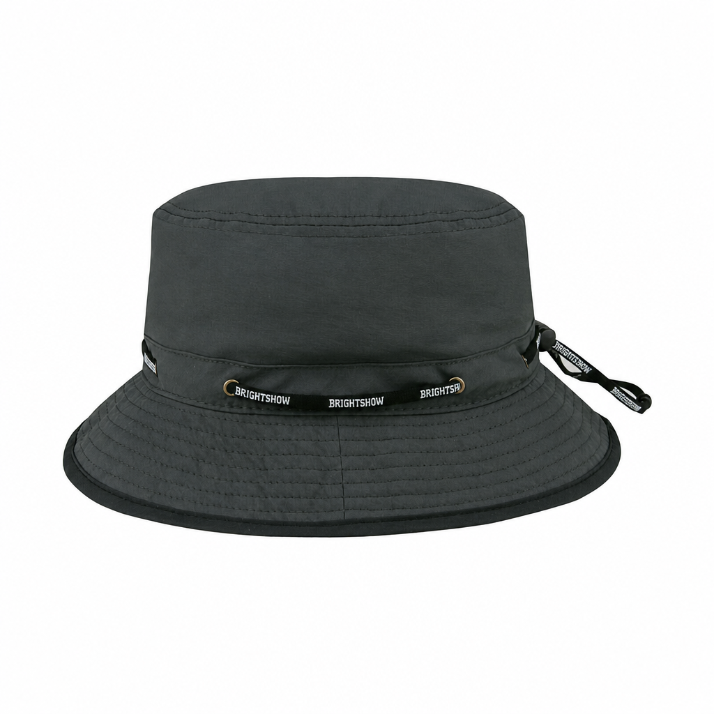 Premium aangepaste J7267 pet met trekkoordverstelling, contrasterende randafwerking en messing ventilatiegaten; brede rand voor UV-bescherming — buitenpet voor wandelen, vissen, reizen en promotionele merkvoering