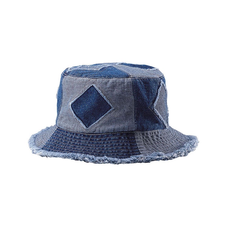 Prémium egyedi 7890Y patchwork denim vödrös kalap gyémántformájú foltokkal és megszakadt szélekkel, több mosási színblokk kültéri divatkalap utcai öltözködéshez és promóciós márkázáshoz