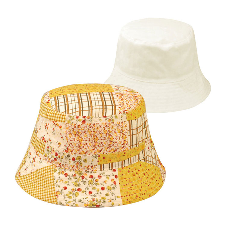 Cappello a secchiello personalizzato premium 6574Y in patchwork, disponibile in due varianti cromatiche, con corona in tessuti misti (quadrettato, floreale e a righe) e tesa cucita, in cotone, ideale per uso esterno estivo, protezione solare, abbigliamento casual, viaggi e branding promozionale