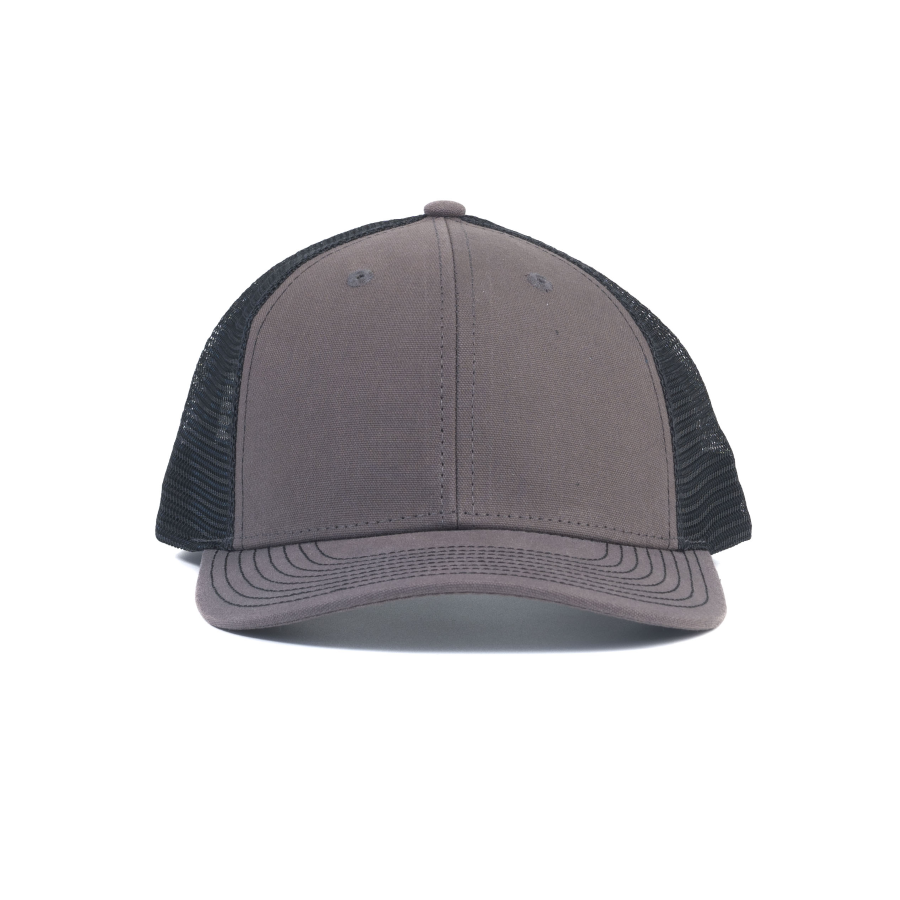 قبعة بيسبول فاخرة مخصصة من 6 أجزاء، ذات تاج منظم وظهر شبكي على طراز قبعات السائقين (Trucker Cap)، وهي قبعة بيسبول احترافية تحمل شعارًا مخصصًا مُطرَّزًا، مناسبة للارتداء اليومي والأنشطة الخارجية