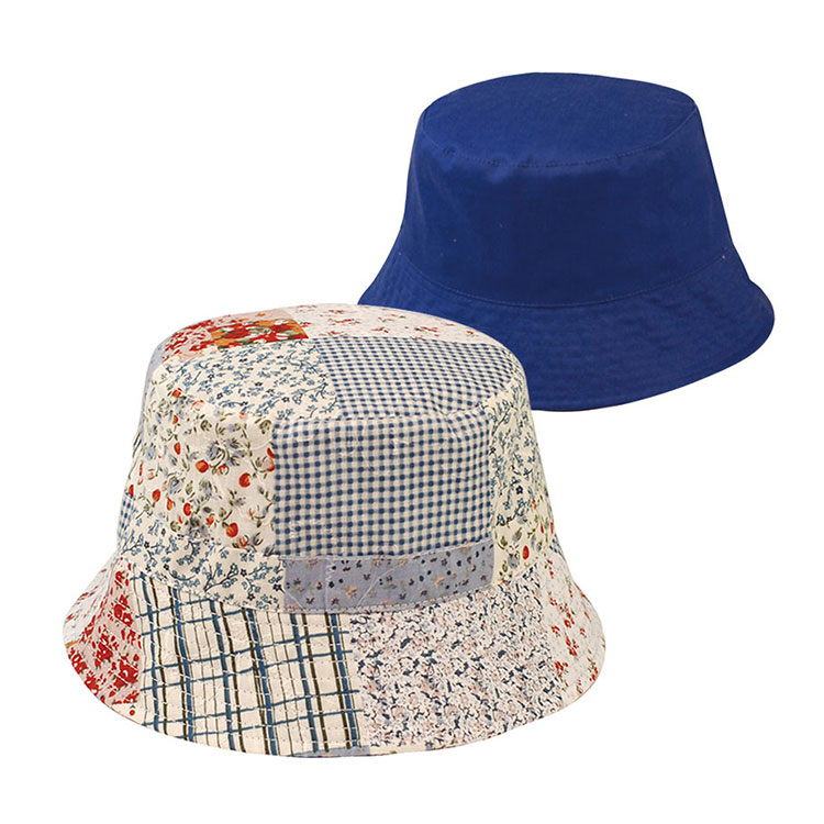 Cappello a secchiello personalizzato premium 6574Y in patchwork, disponibile in due varianti cromatiche, con corona in tessuti misti (quadrettato, floreale e a righe) e tesa cucita, in cotone, ideale per uso esterno estivo, protezione solare, abbigliamento casual, viaggi e branding promozionale