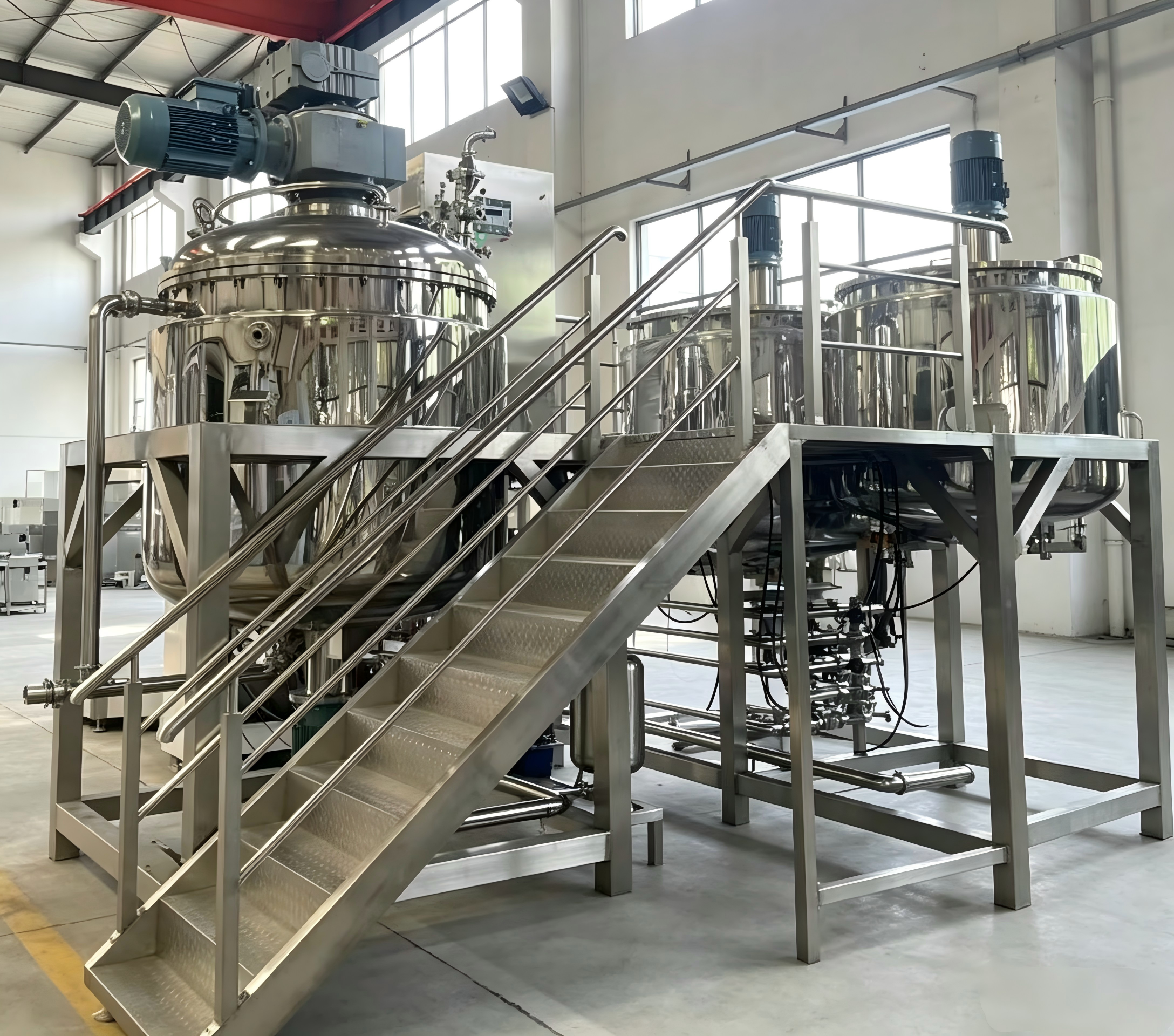 1000L Fixed‑Type Vacuum Emulsifying Mixer With Oil tank and  Water tank