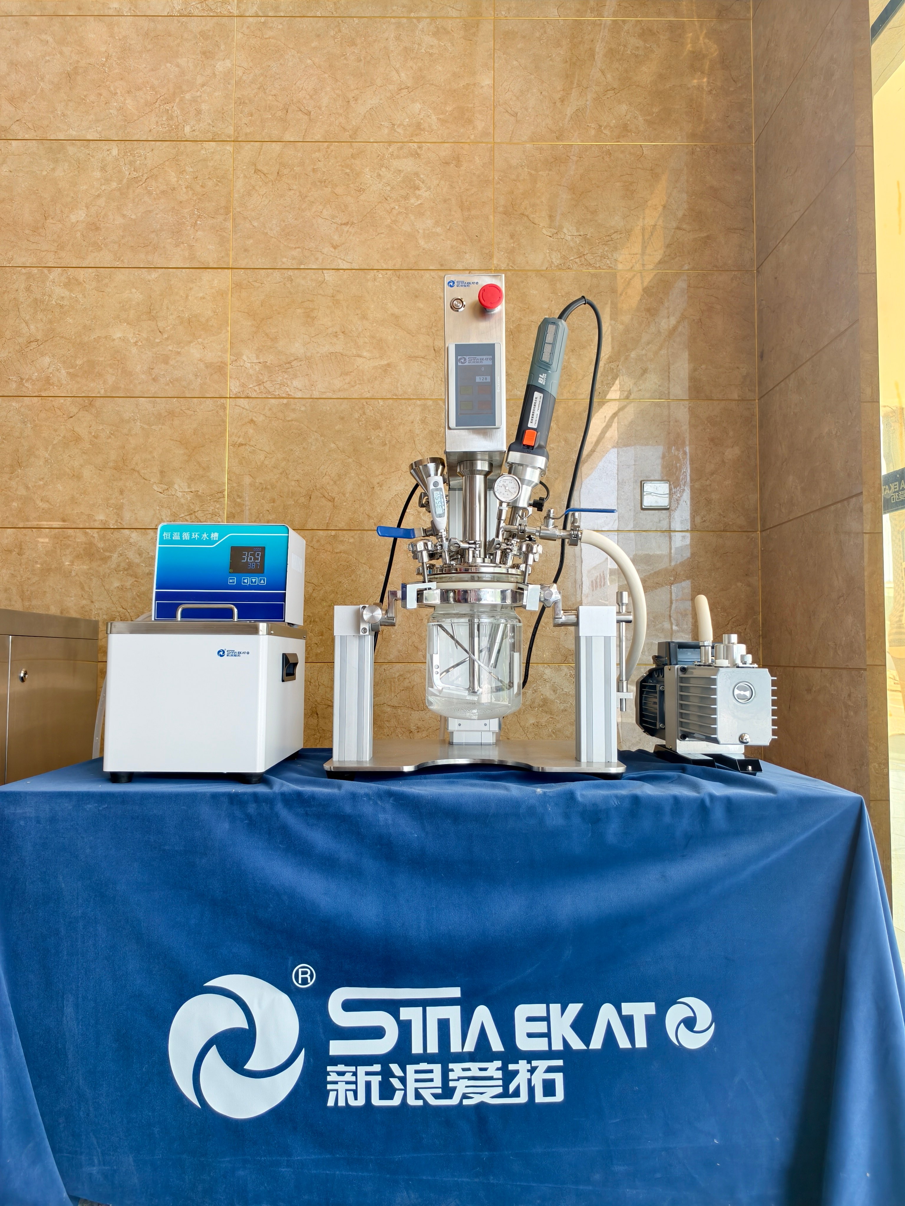 The 2L lifting glass reactor for  Lab R&D and small batch 