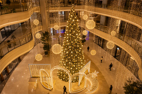 Defining commercial Christmas decor and lighting goals commercial Christmas decor and lighting goals for shopping malls and streets