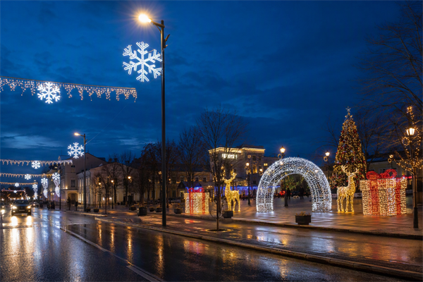 Commercial Christmas decor and lighting installation scenarios commercial Christmas decor and lighting installed on streets and plazas