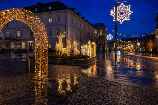 Creative Displays: How Should Buyers Choose Commercial Christmas Decor & Lighting?