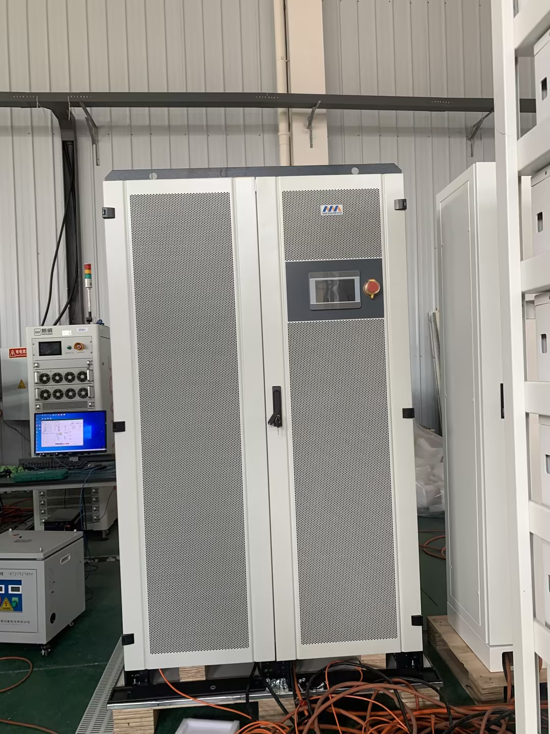 How a solar panel battery bank improves off-grid reliability