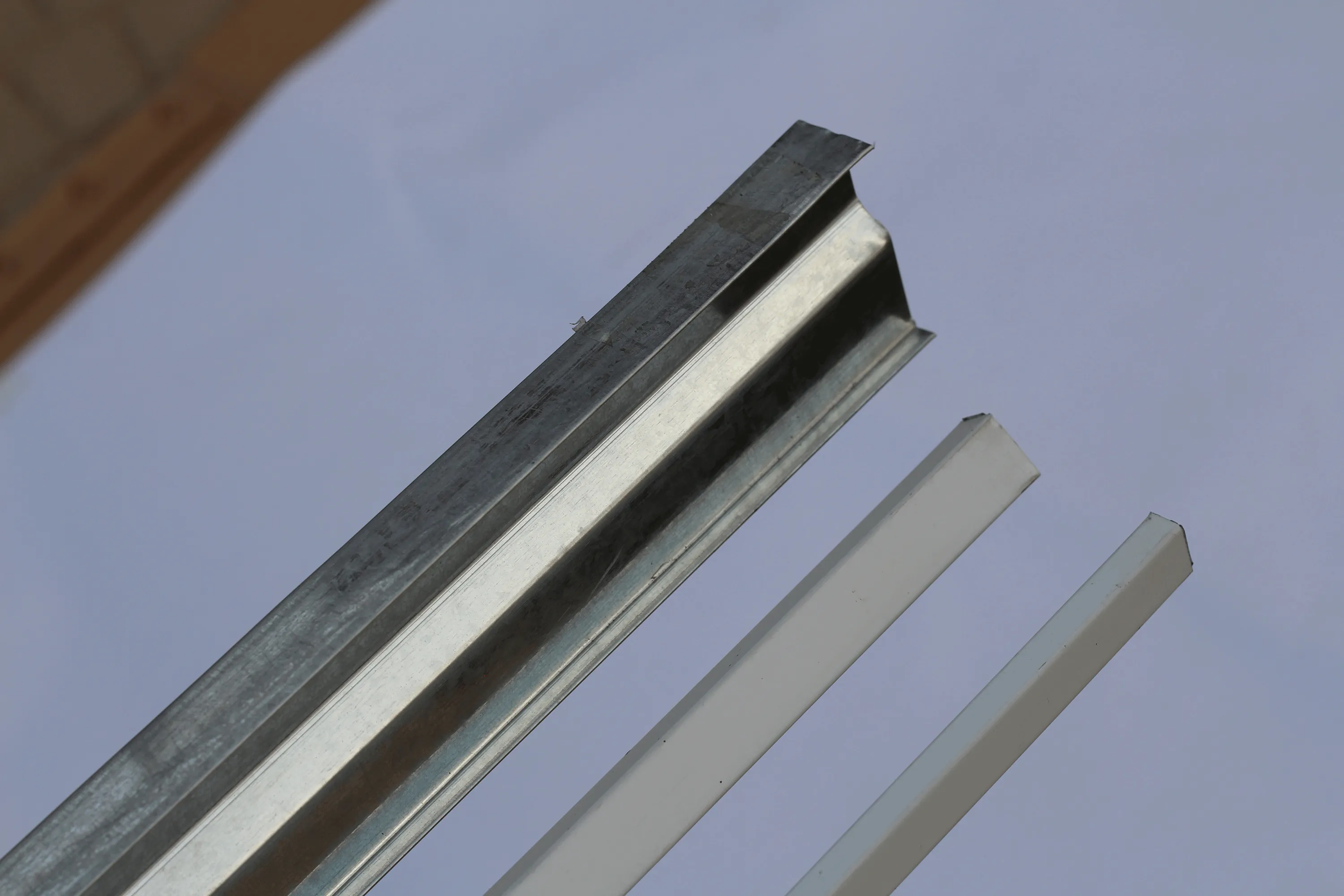 Come installare una griglia per soffitto verniciata per una struttura stabile