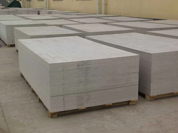 Quali vantaggi offrono le piastrelle in gesso-PVC per controsoffitti nell’uso quotidiano