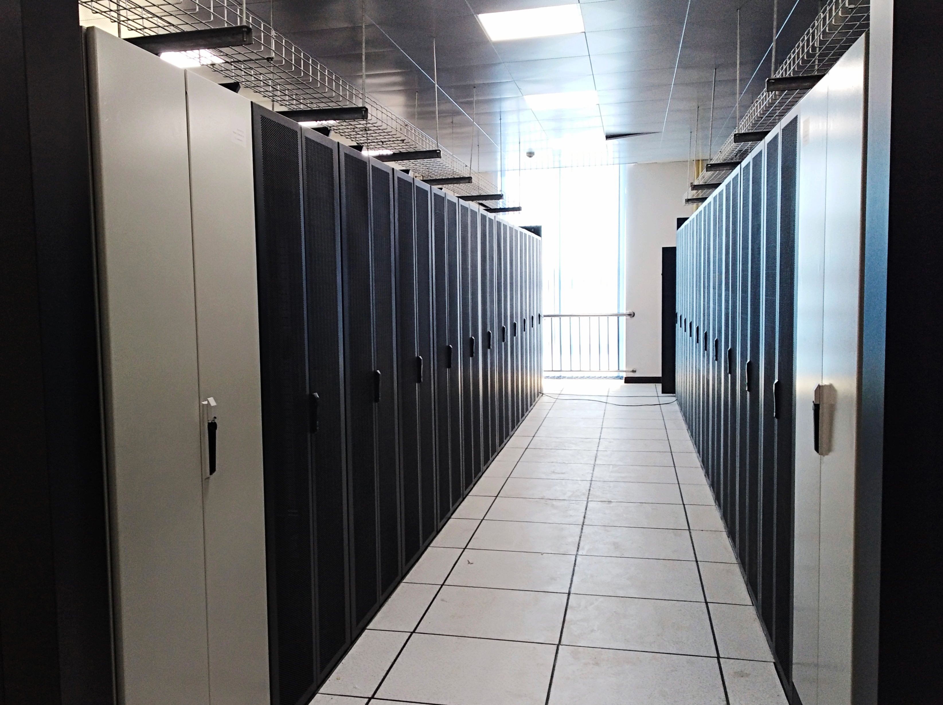 Mejore la eficiencia del centro de datos con soluciones de contención de pasillos calientes