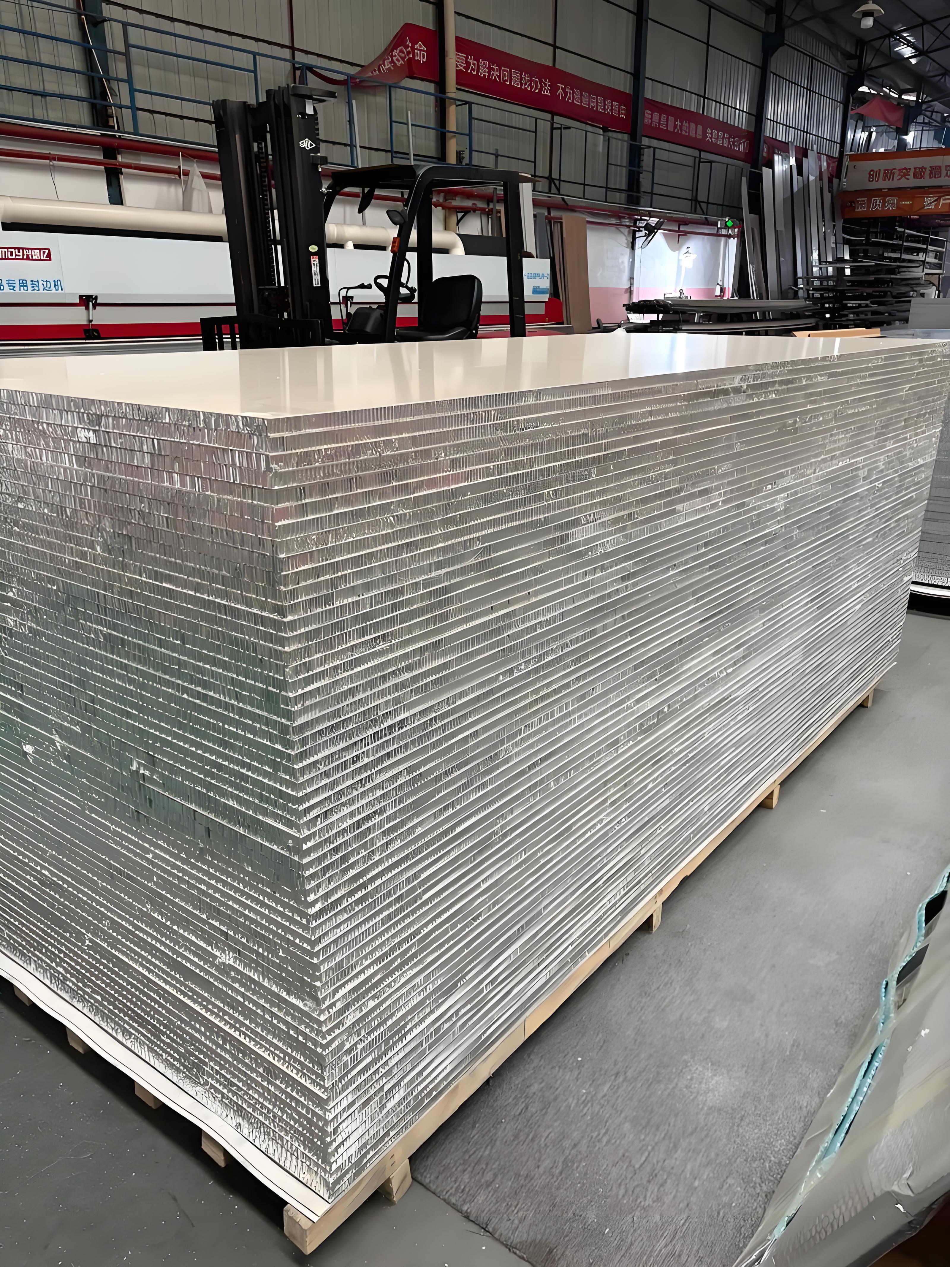 Ungeschlagene Vorteile von Aluminium-beschichteten Schaumkernplatten
