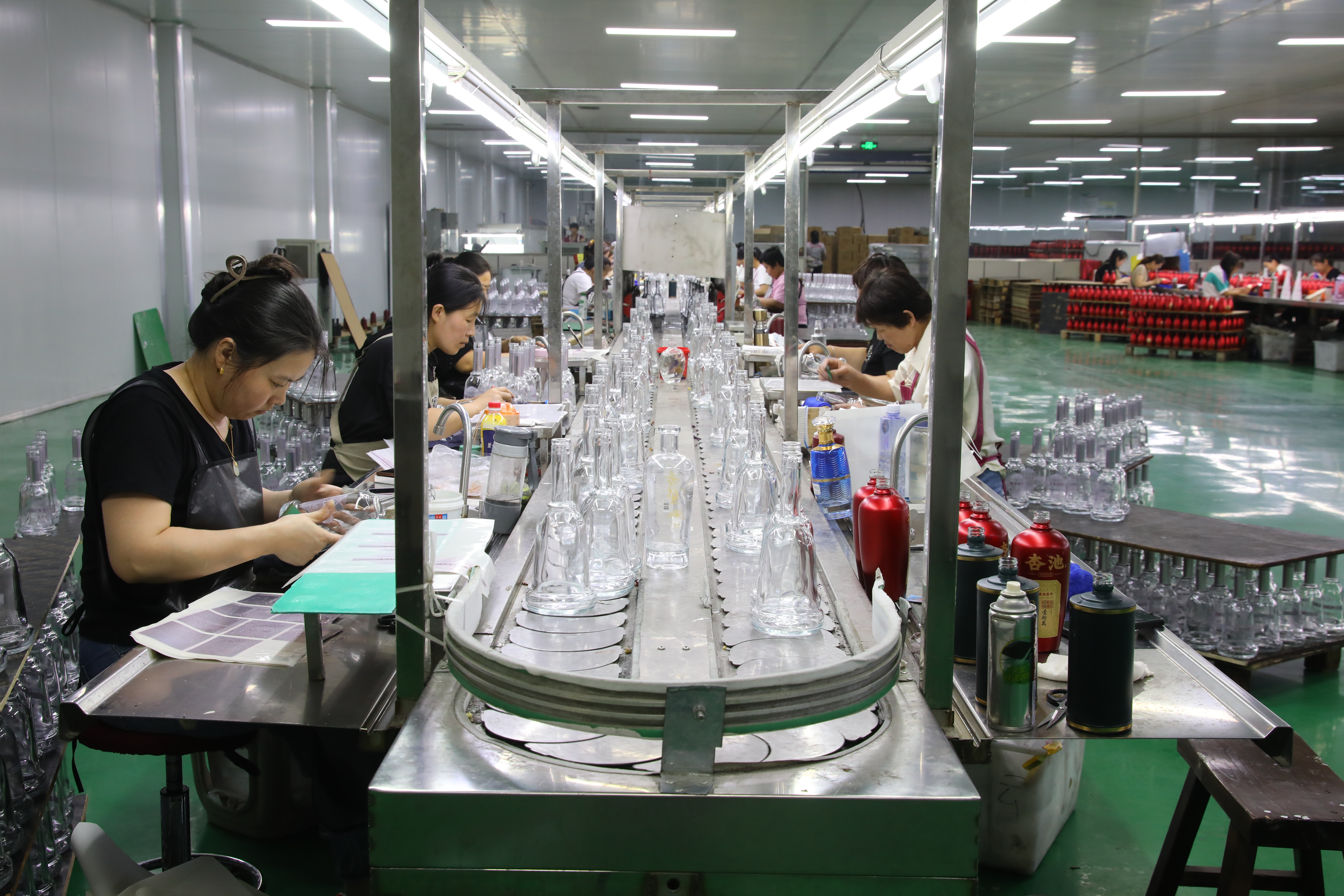 From High-Temperature Furnace Production to Decal Decoration: How Premium Spirits Glass Bottles Are Made