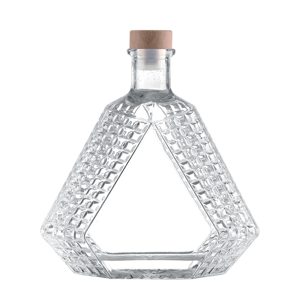 High-quality crystal white glass spirits bottles, available in 700ml and 750ml. Suitable for brandy, XO, whisky, tequila and other spirits. Equipped with cork stoppers and customizable with various finishing techniques.