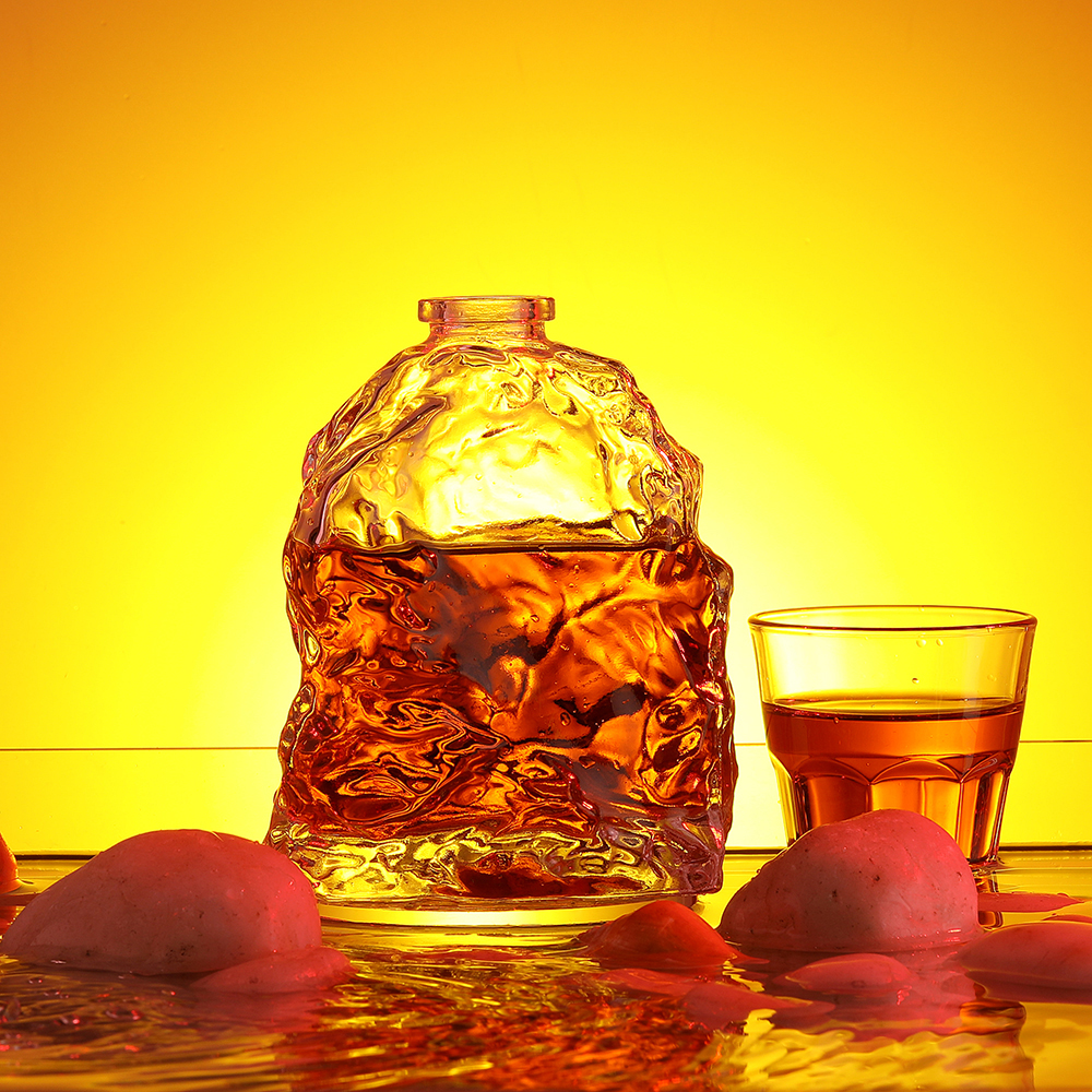 Botol kaca minuman keras berlogo cetak skrin sutera menyokong paparan jelas logo jenama.