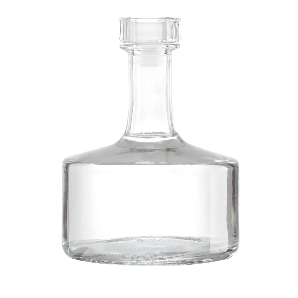 Crystal clear glass liquor bottles, empty spirit bottles in 700ml and 750ml. Suitable for whisky, brandy, vodka and other spirits. Support custom processes including hot stamping and labeling. Equipped with customized bottle stoppers.Crystal clear glass l