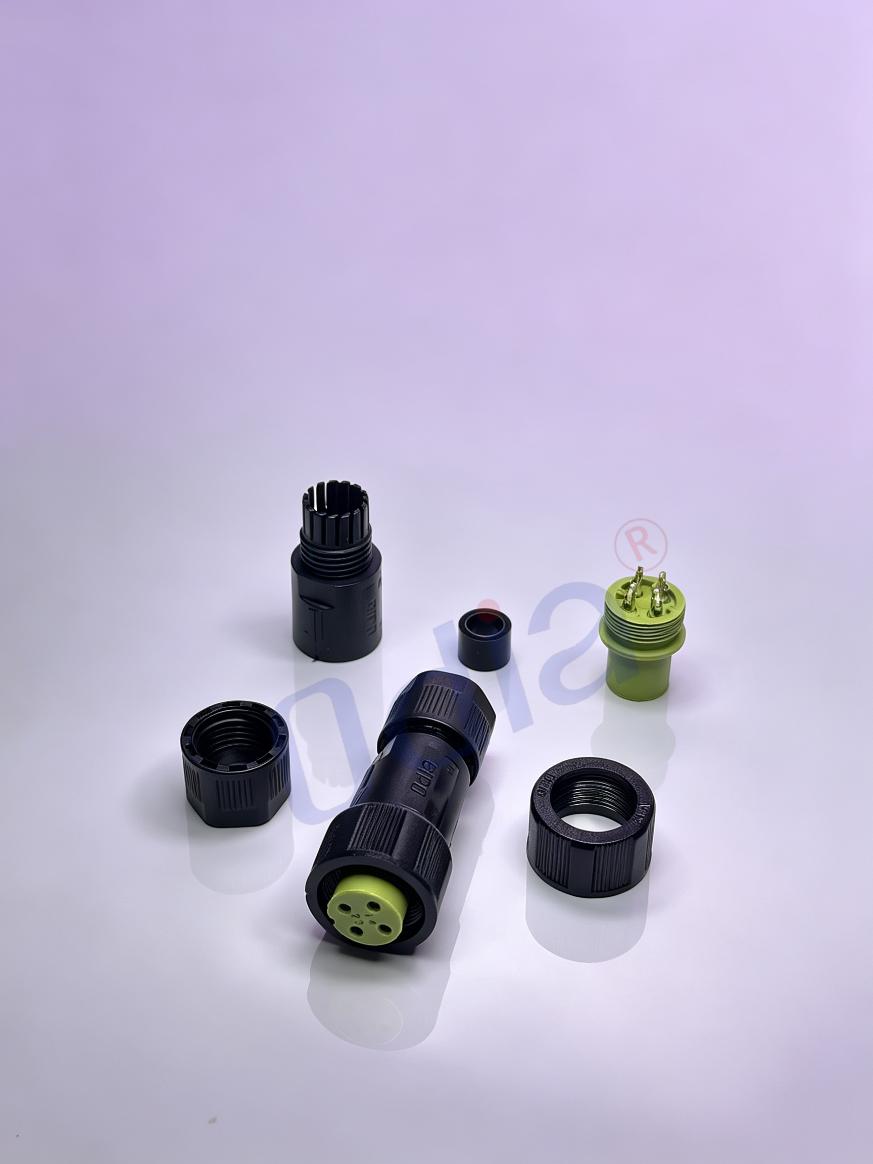 Ženský letecký zásuvný konektor M19-4P, typ pro pájení drátu s izolací PC5.0, kontakty plně pokryté cínem, tloušťka 0,3 mm, červená vodotěsná podložka, pouzdro pro kabelový přívod a černá vodotěsná podložka