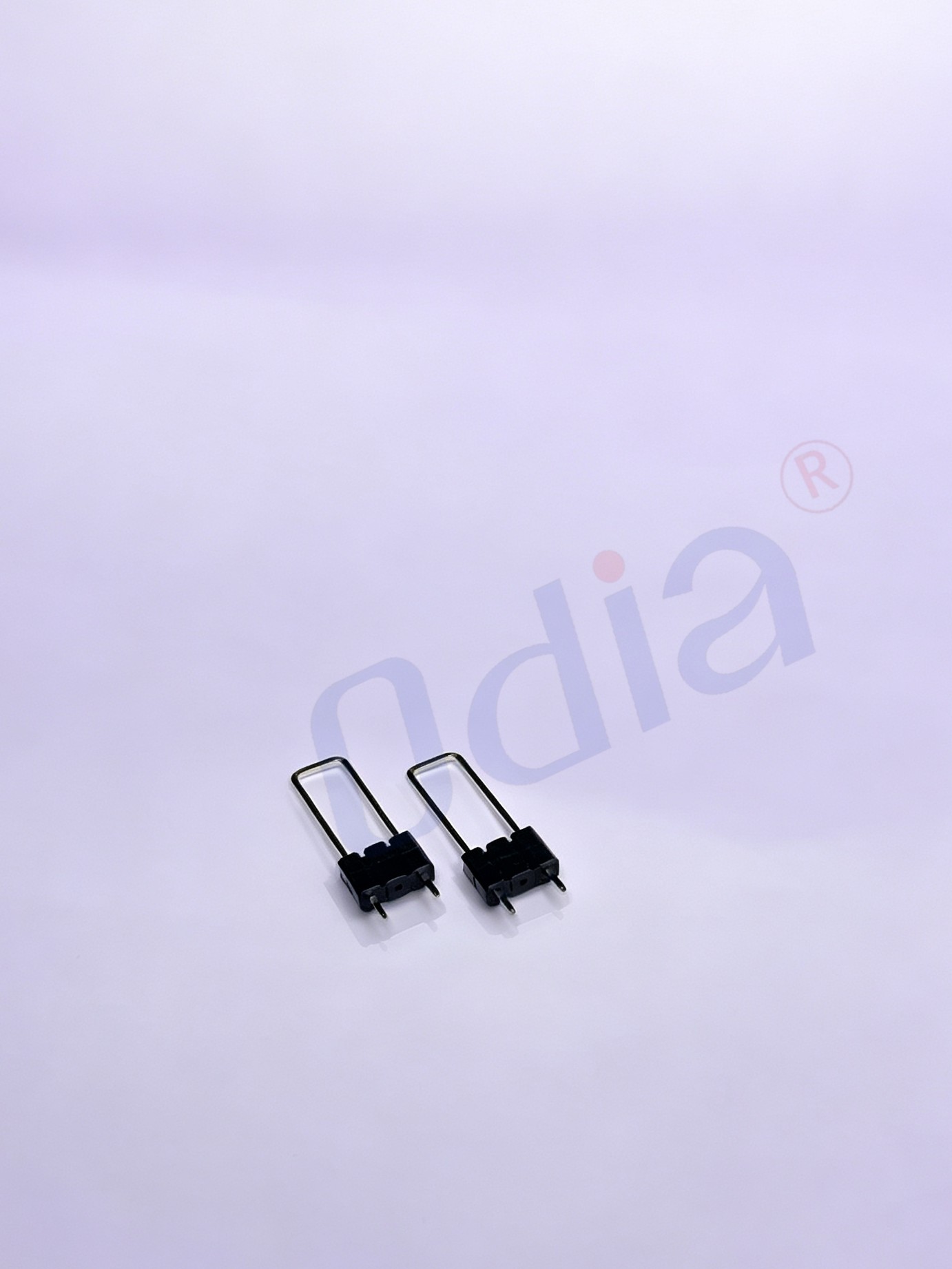 kolík typu brána s roztečí 2,54 × 2,54 mm, jednořadá 1×3P (prostřední 1 kolík chybí), dvouvrstvý plastový izolátor, přímý zásuvný kolík pod úhlem 180 stupňů