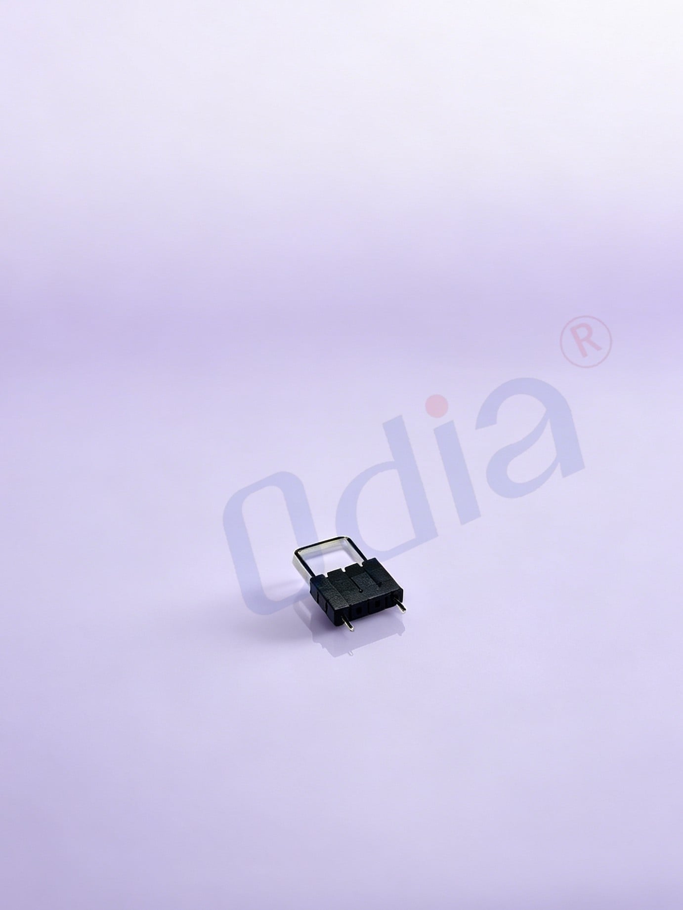 2,54 × 2,54 mm, jednoradý hřebíkový konektor typu brána (1 × 4P), se středními dvěma prázdnými piny, trojvrstvý plastový izolátor, přímý zásuvný hřebíkový konektor s úhlem 180 stupňů