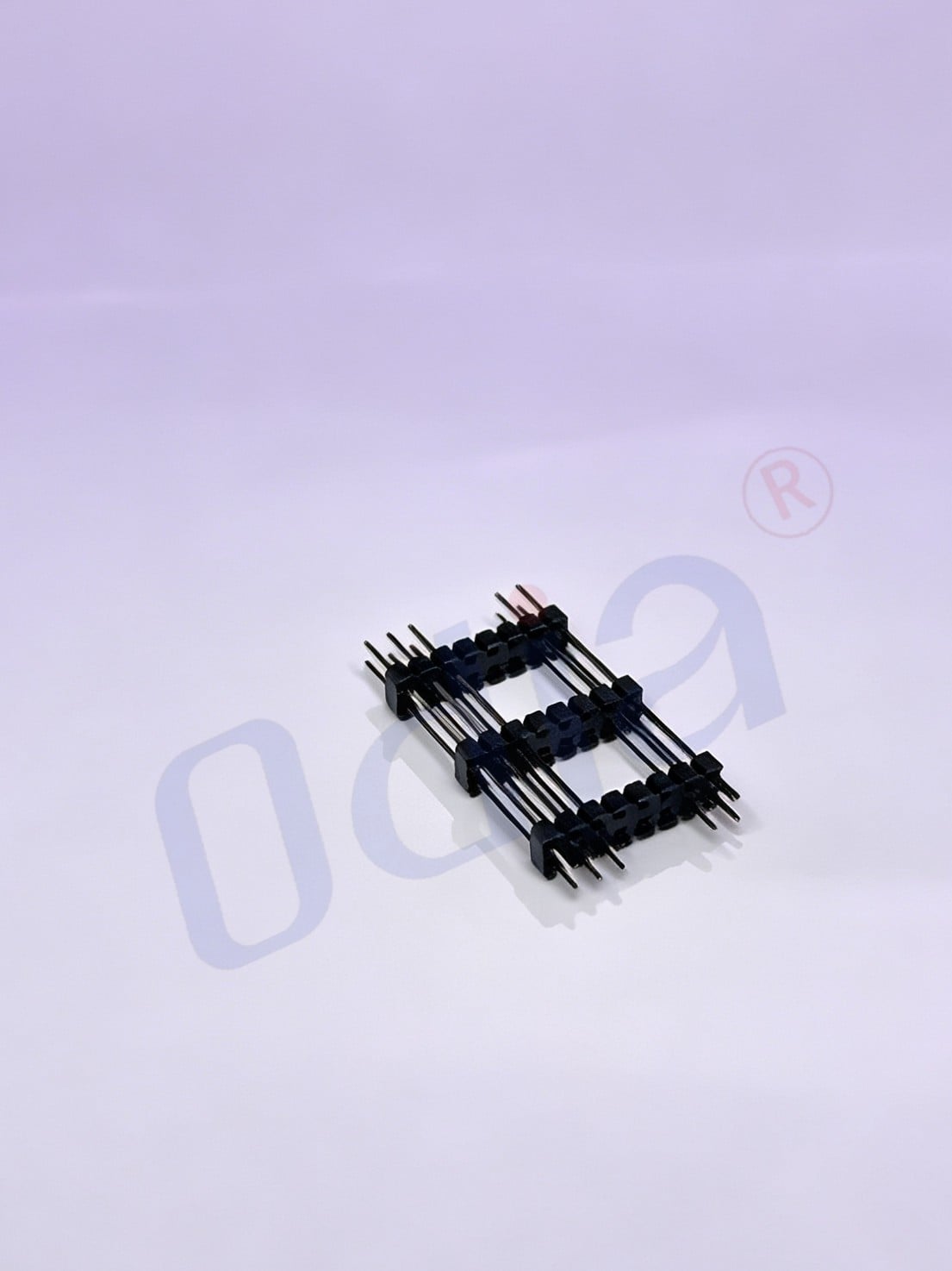 Přímý zásuvný kolík s čtvercovým otvorem, dvouradý 2×8P, rozměr 2,0×2,0 mm, trojvrstevní plastová izolace, orientace 180°, celková výška 32 mm, povlak zlata nebo cínu na 50 μ