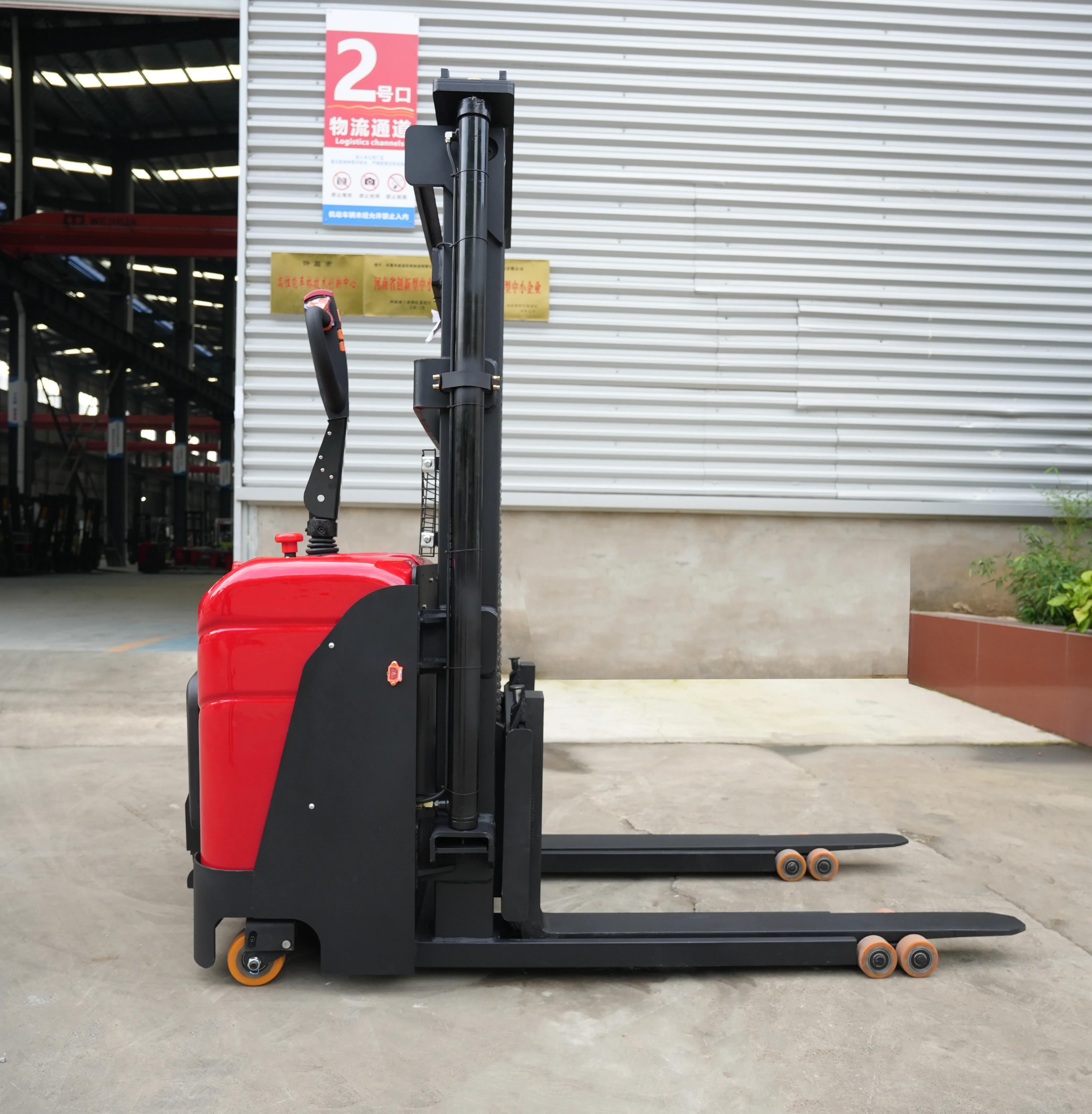 2.5 Ton Electric Ride-On Stacker