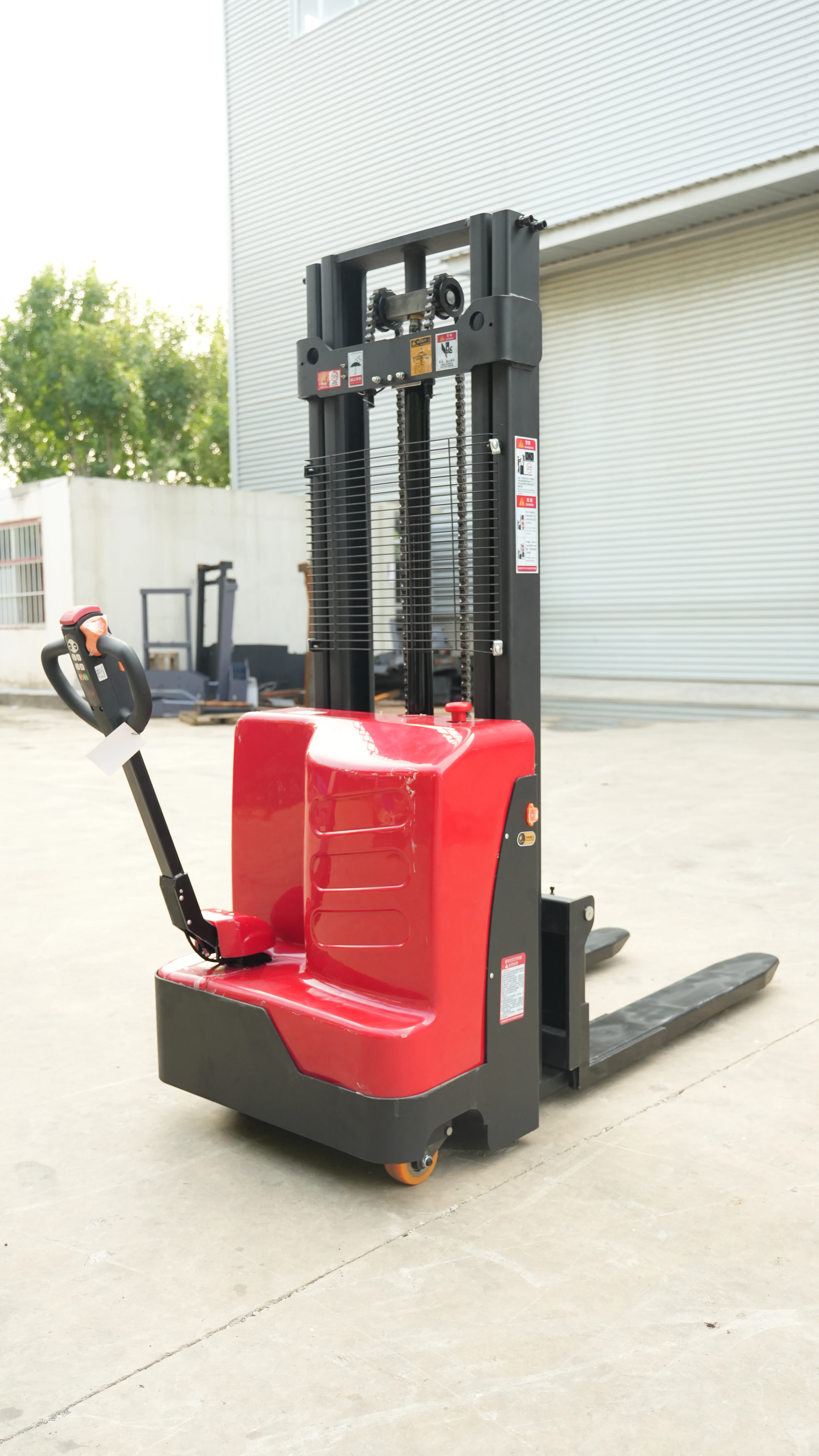 استفد إلى أقصى حد من التخزين الرأسي باستخدام الرافعات الكهربائية