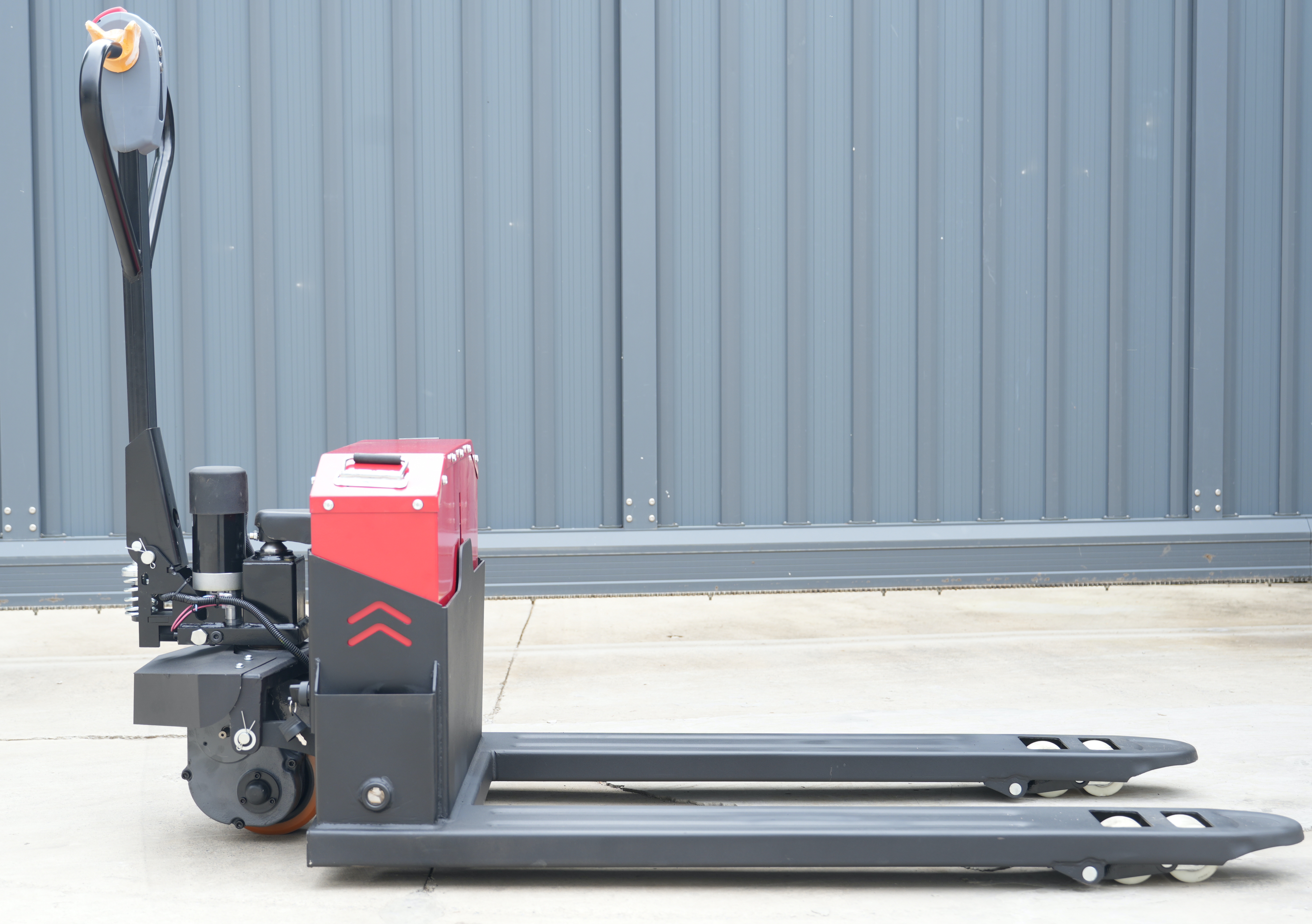 Electric Lift Trucks: Elevating Your Efficiency and Productivity