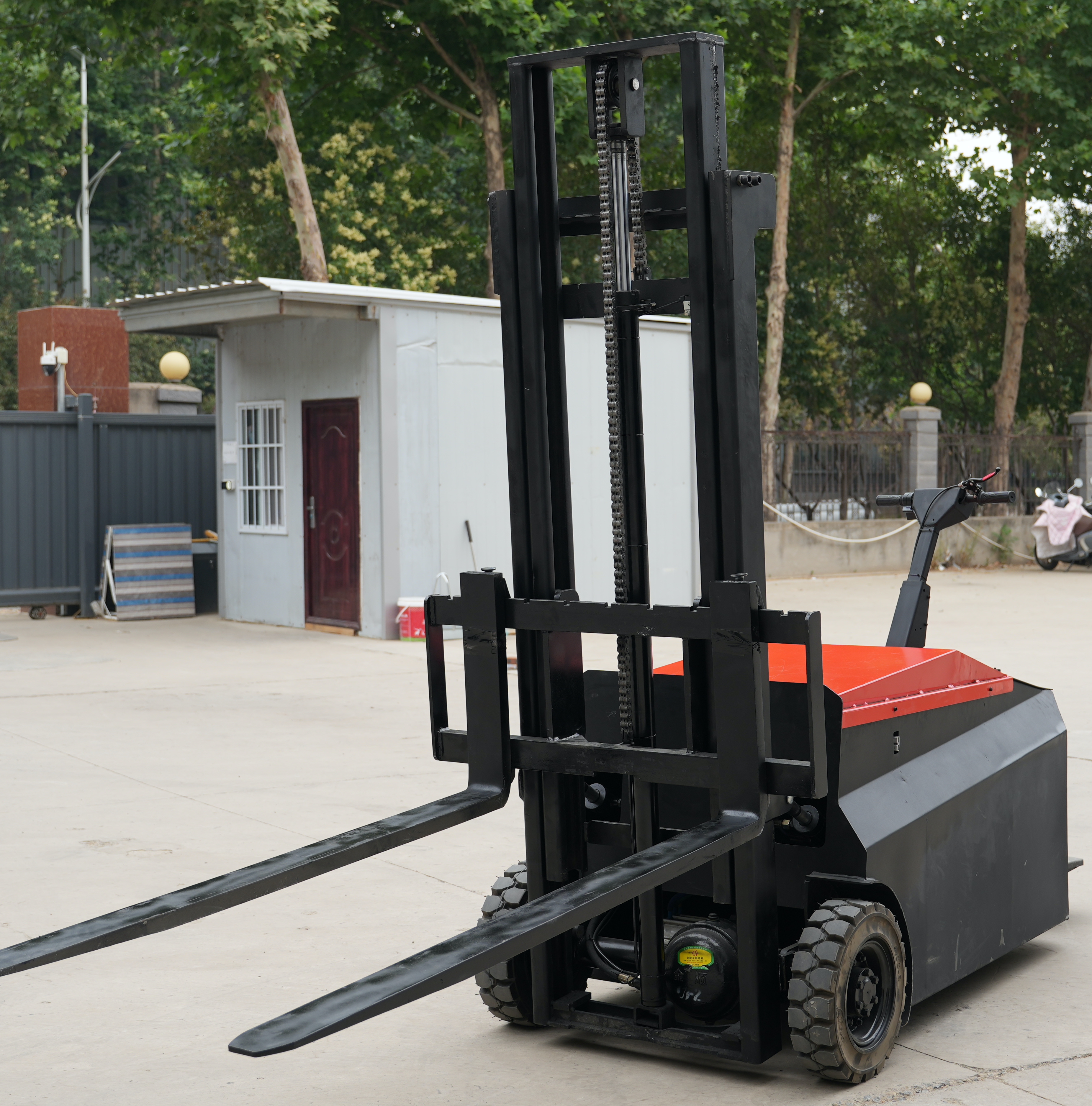 High-Performance Electric Reach Forklift for Efficient Warehouse Operations