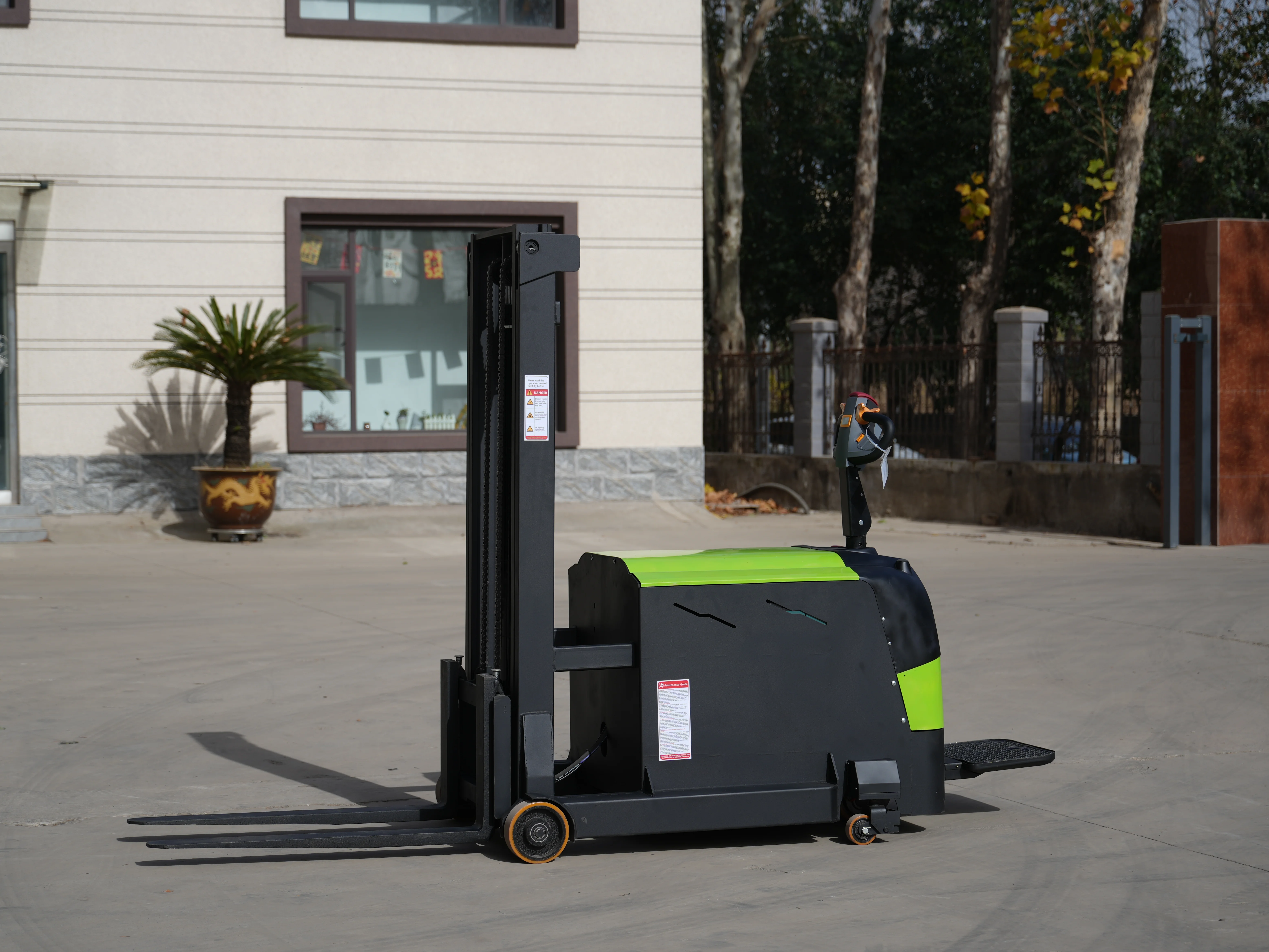 High-Performance Battery Operated Pallet Stacker for Efficient Warehousing