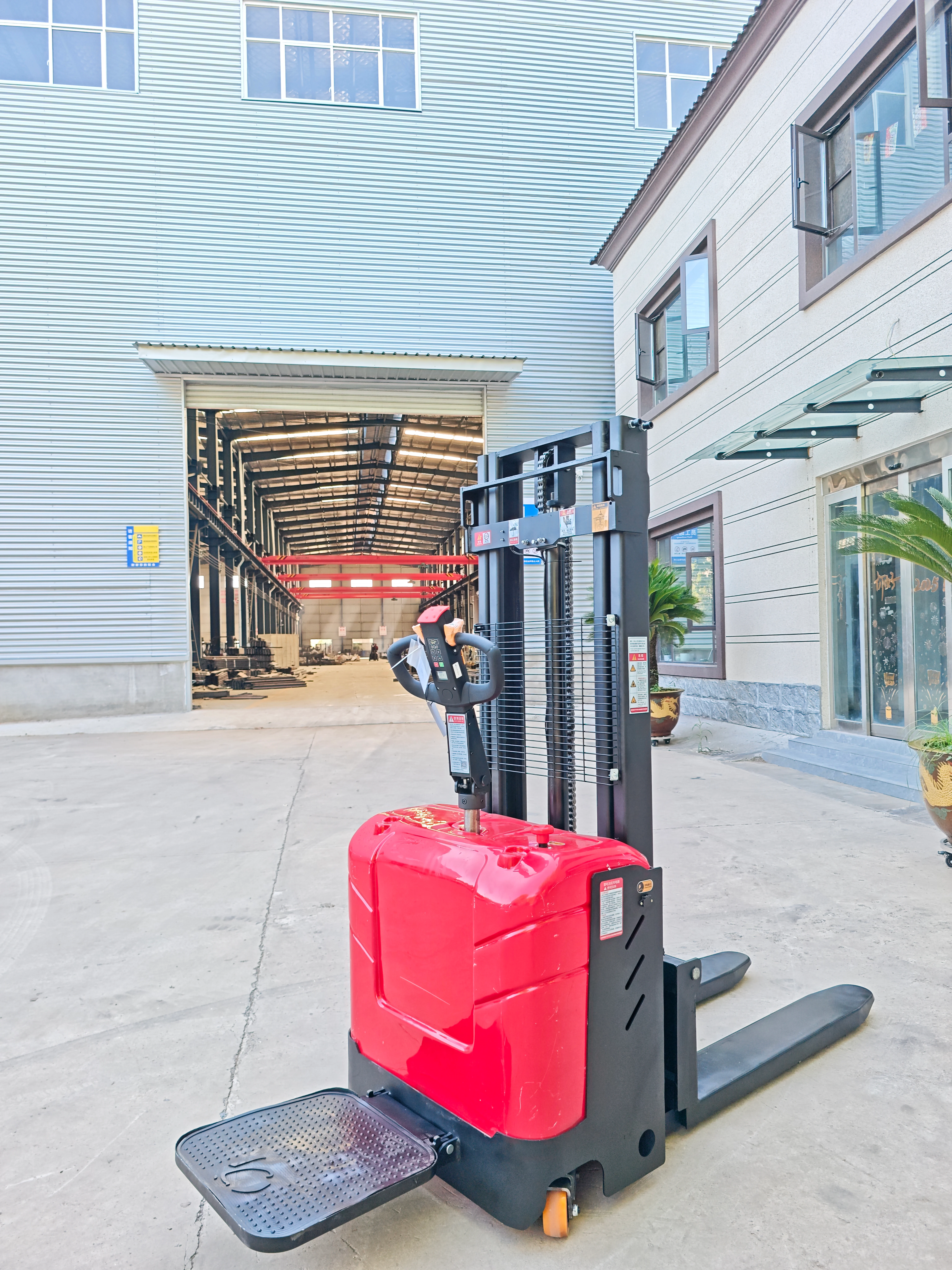 High-Performance Electric Forklift Stackers for Global Markets